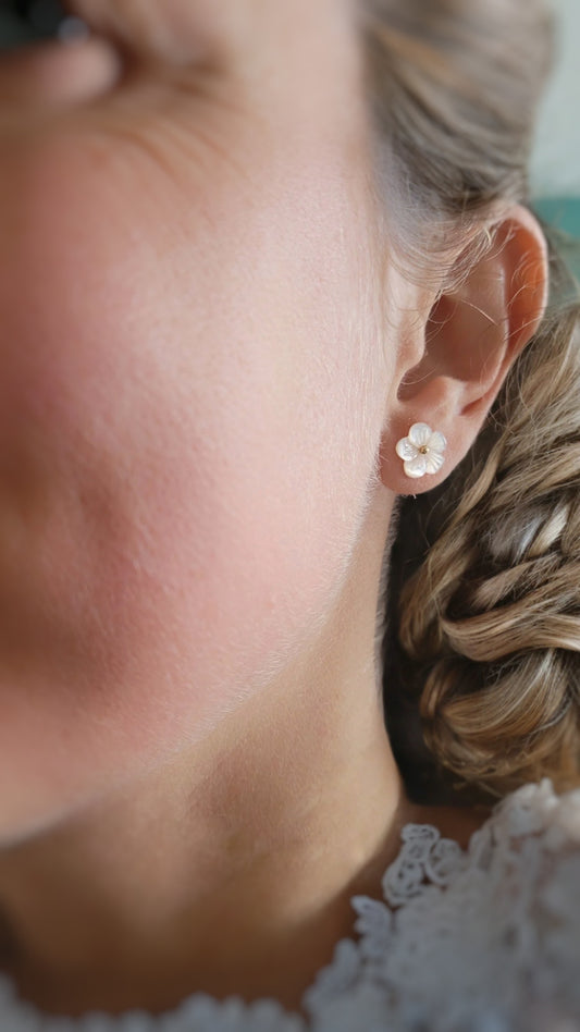 puces d'oreilles fleur mariée