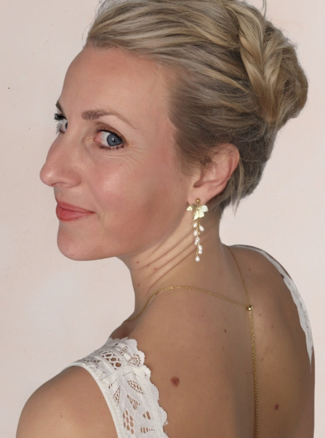boucles d'oreilles mariage élégantes fleurs et perles