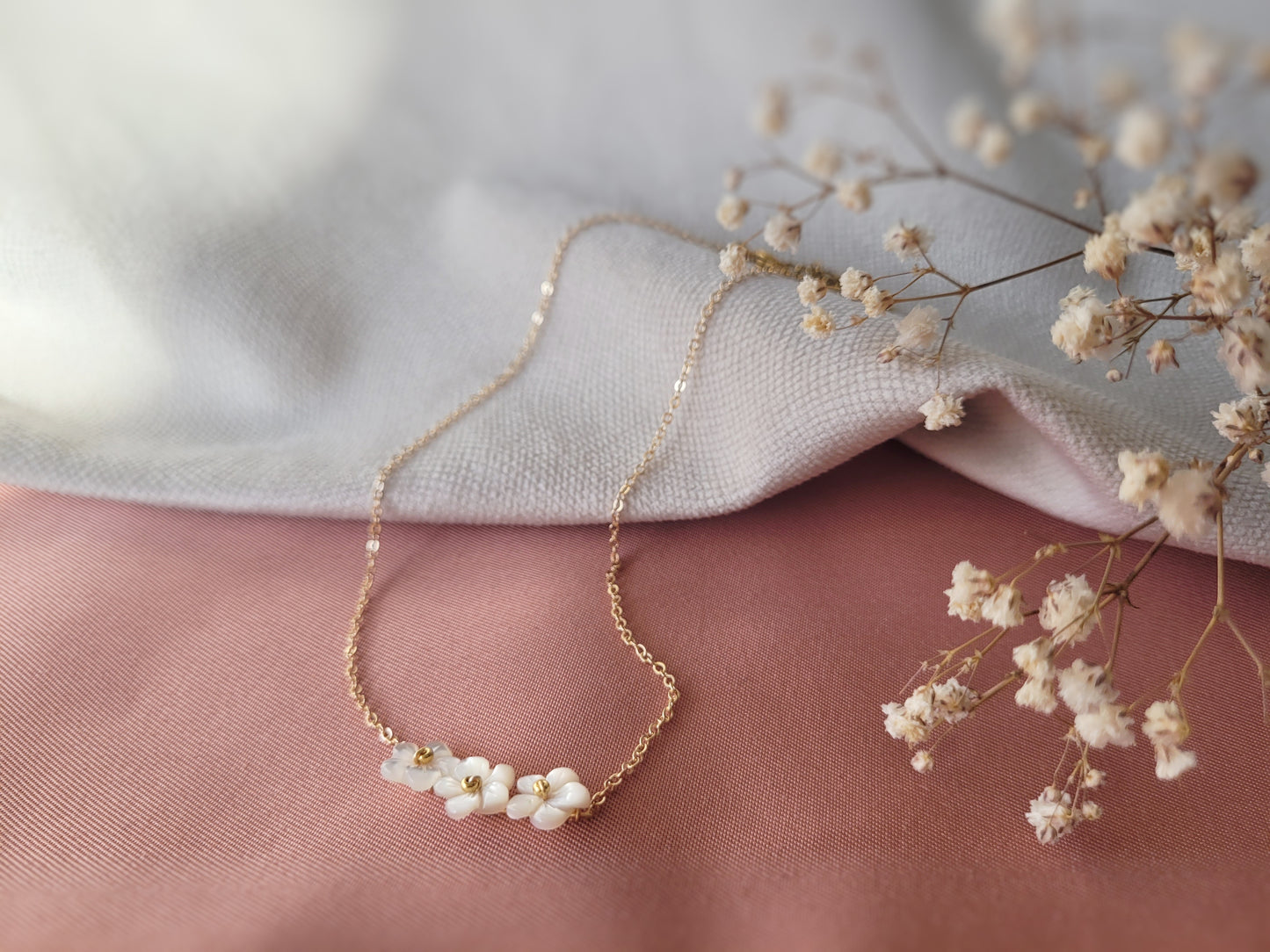 collier mariée or et fleurs blanches nacrées bohème