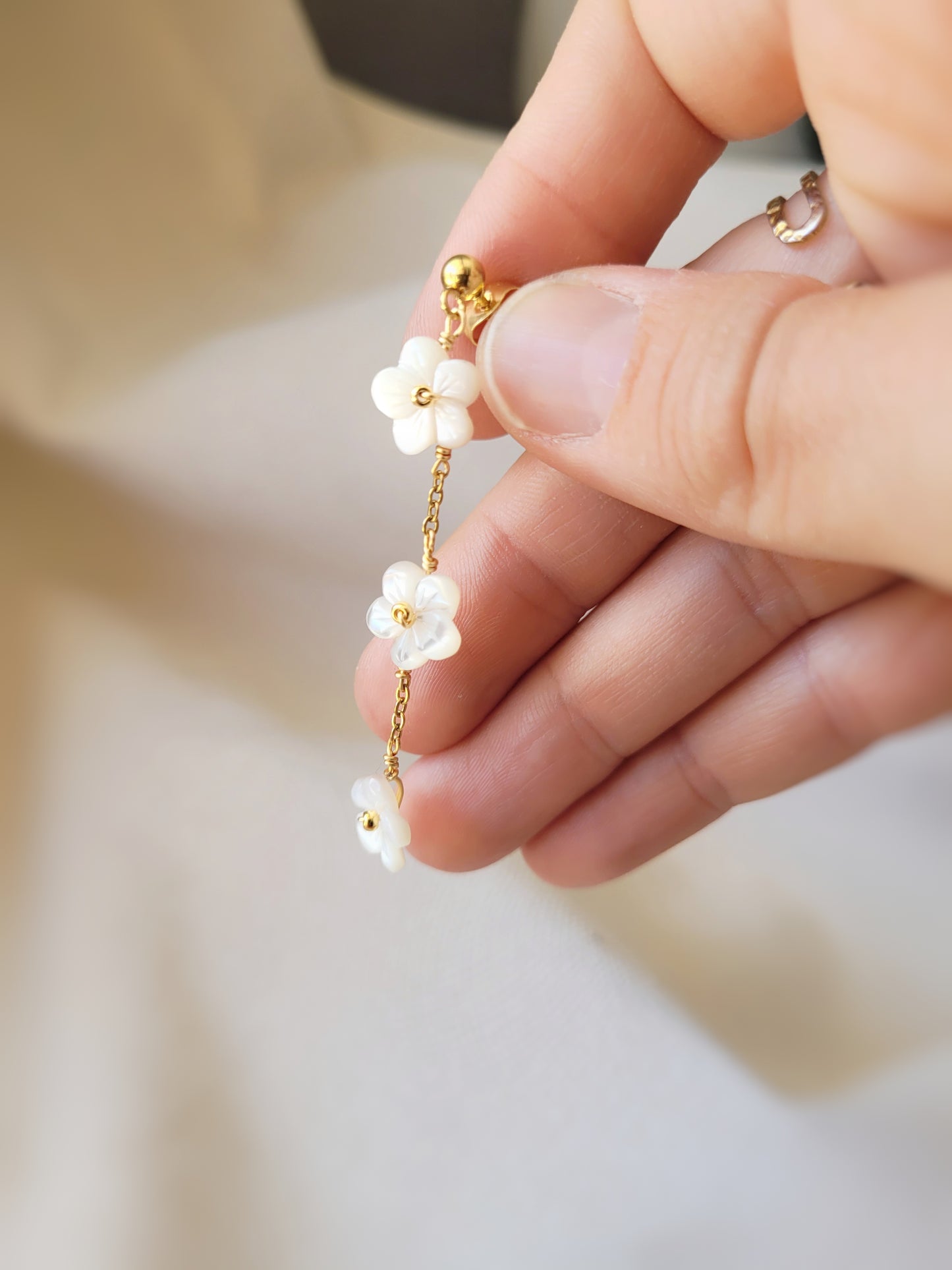 boucles d'oreilles fleur blanches délicates