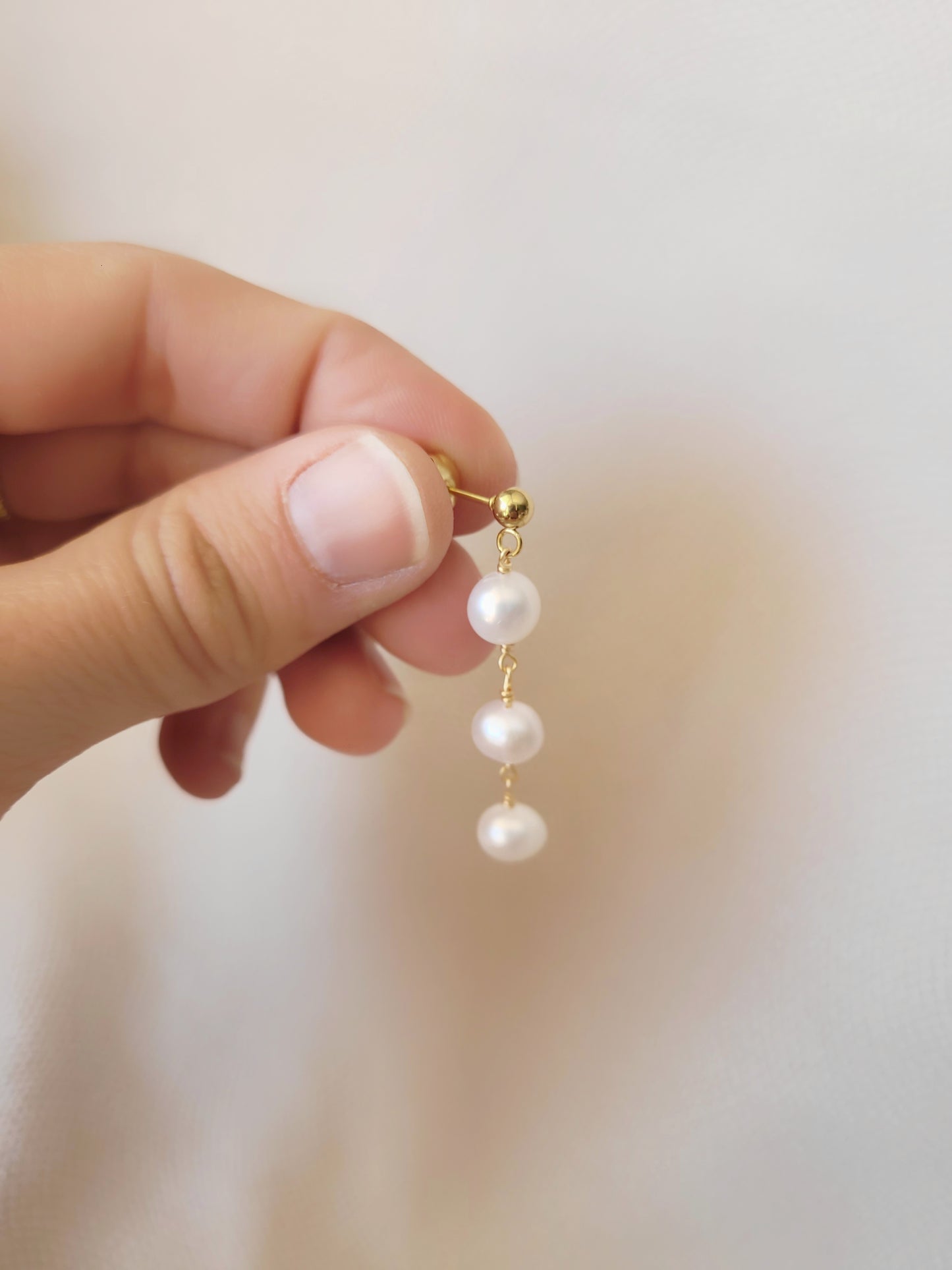 Boucles d'oreilles triple perles pendantes - LOUISE