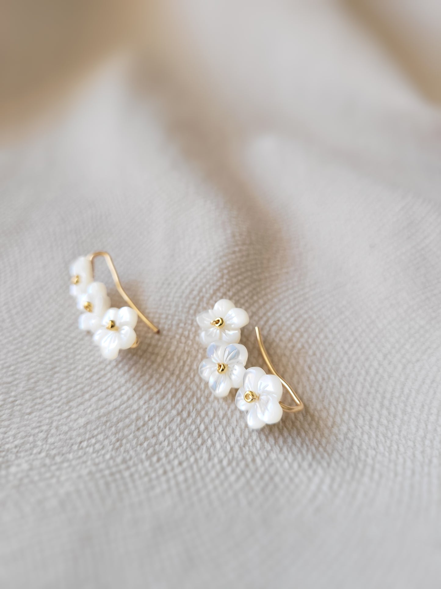 Climber d'oreilles fleurs en nacre FLORA