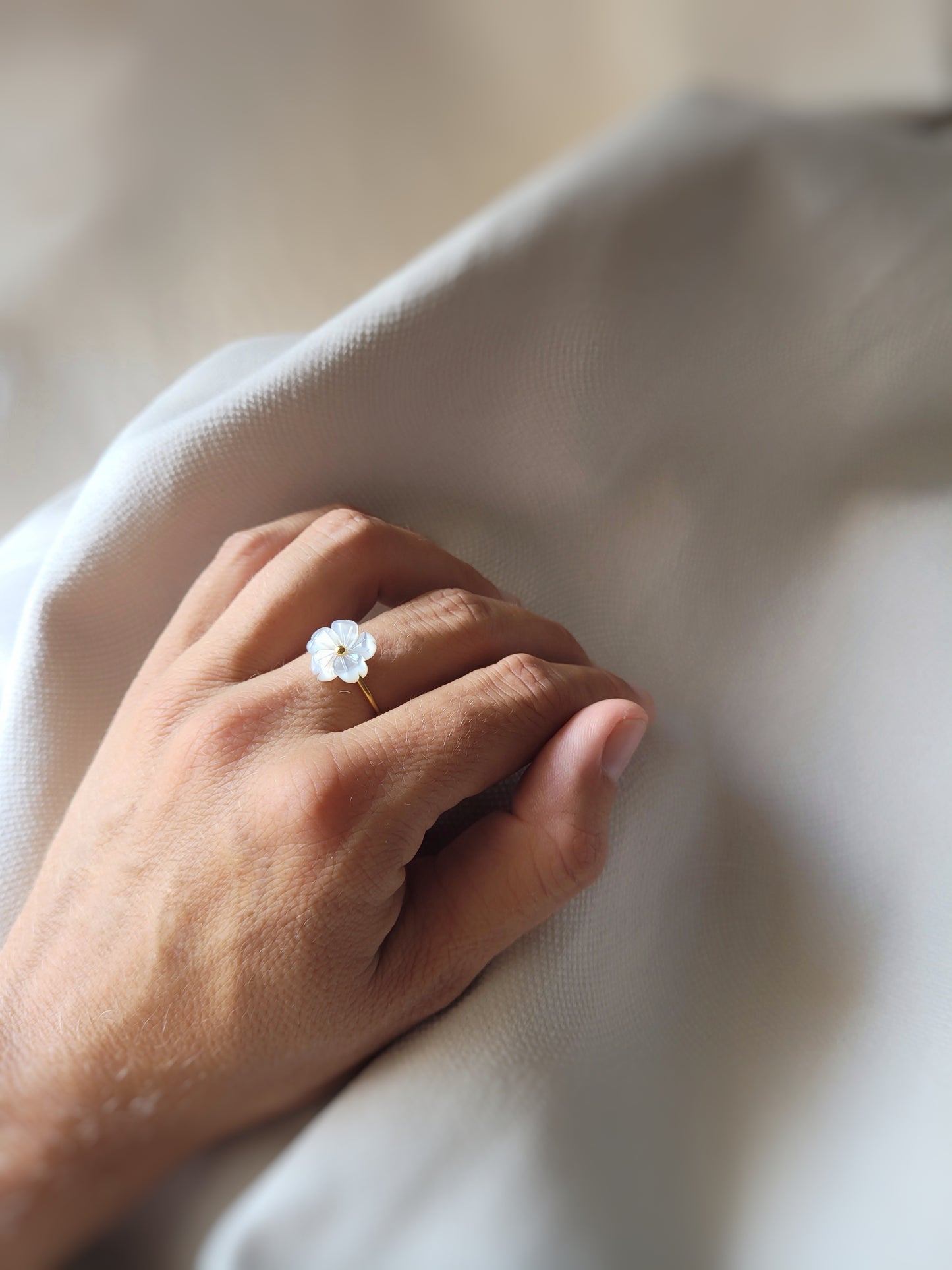 Bague ajustable acier et fleur en nacre - FLORA