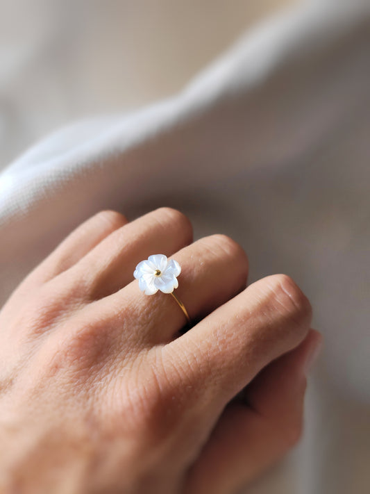 bague fleur blanche en nacre