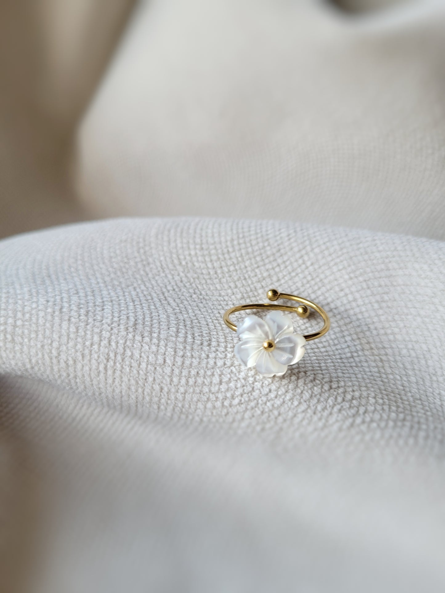 bague fleur blanche ajustable