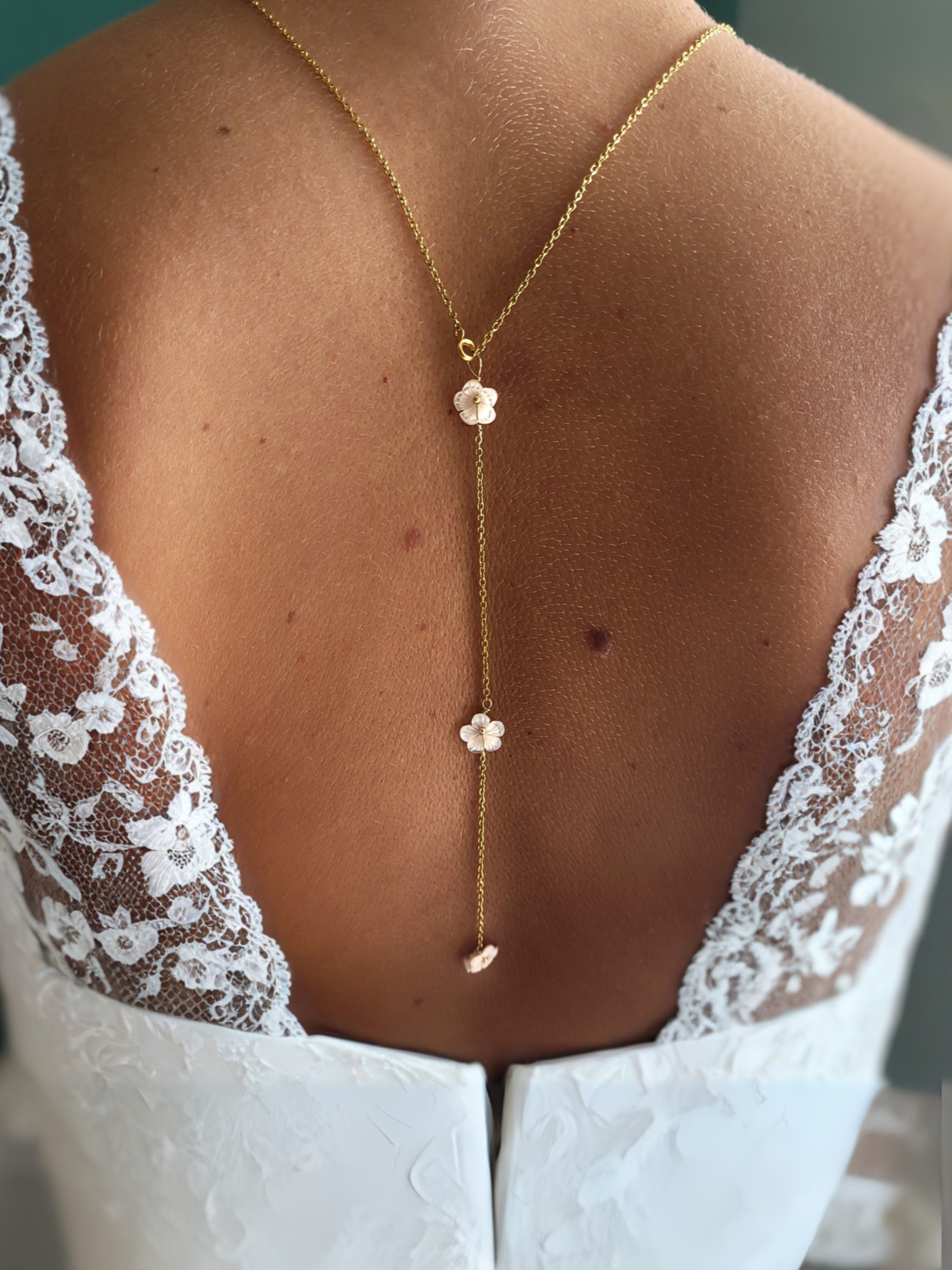 collier de dos mariée fleur en nacre