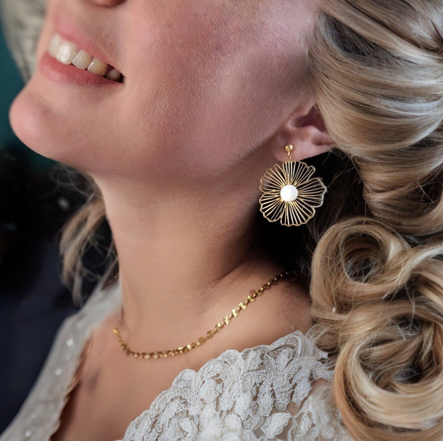 Grandes boucles d'oreilles fleurs dorée et blanche