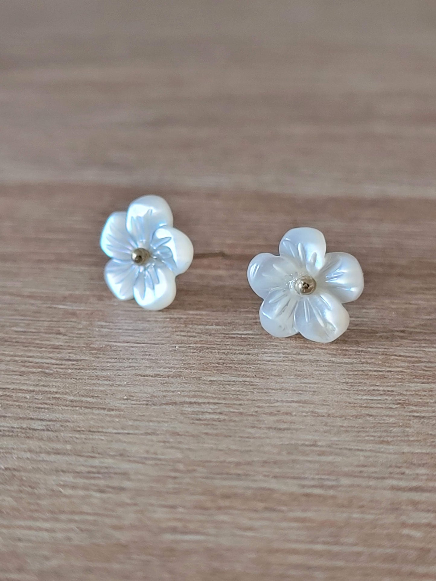 clous d'oreilles minimalistes fleur
