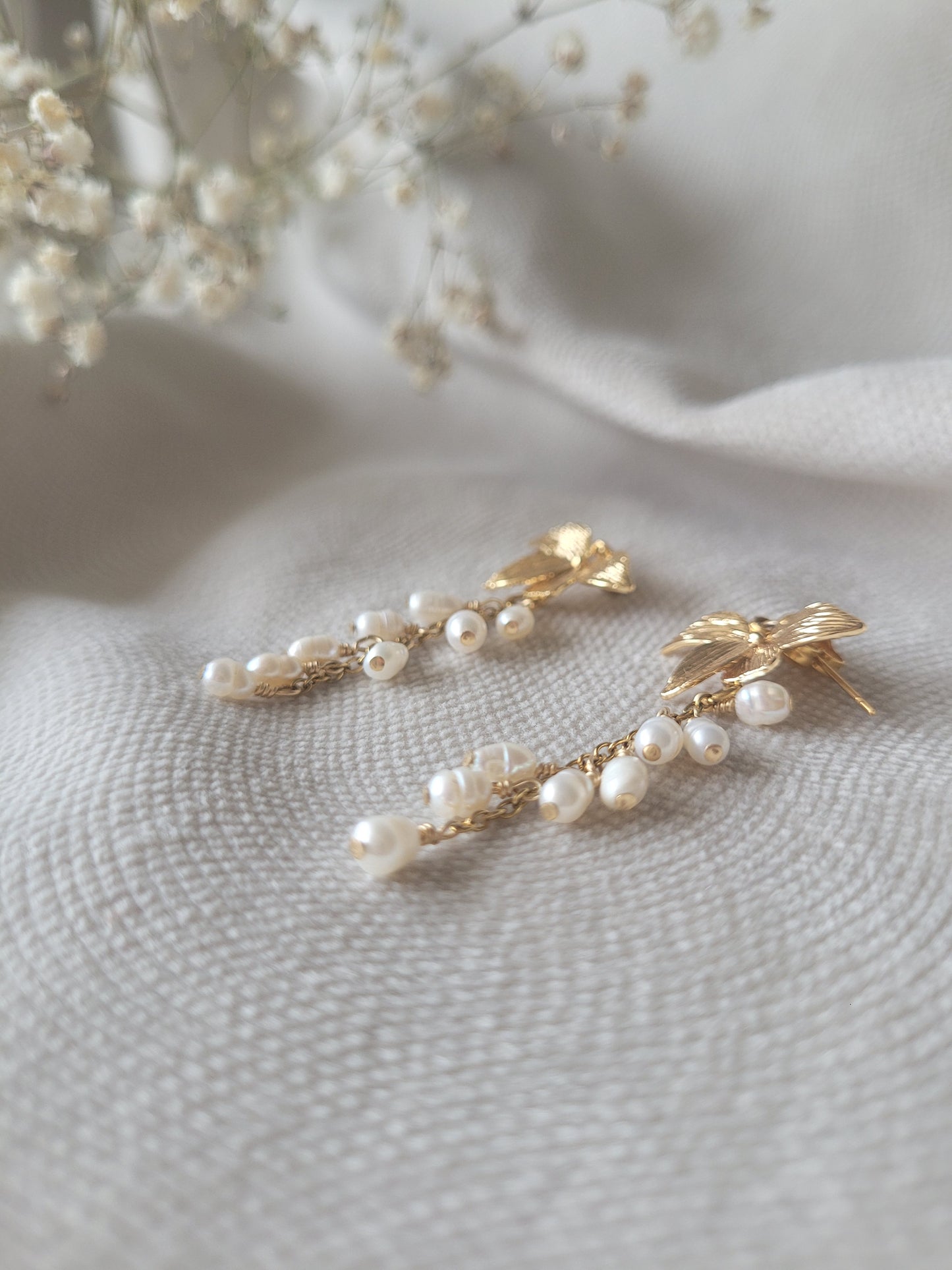boucles d'oreilles perles pendantes et fleur