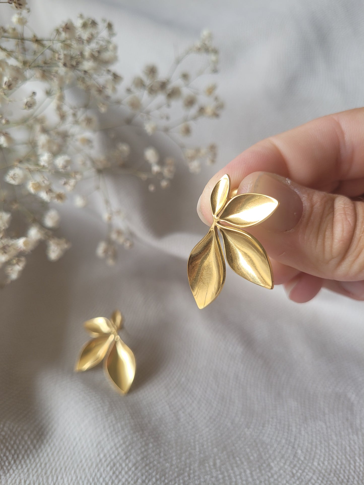 boucle d'oreilles demi fleur dorée