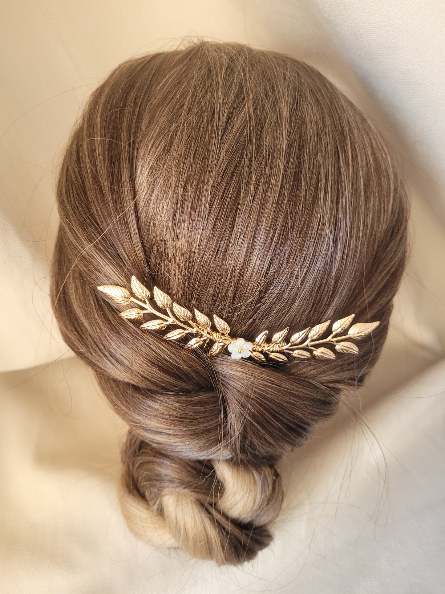 pic à cheveux mariée feuille dorée et fleur blanche