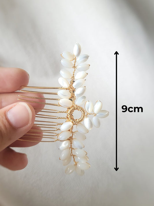 Peigne de mariée doré – Perles en nacre naturelle et design floral délicat - HELICONIA