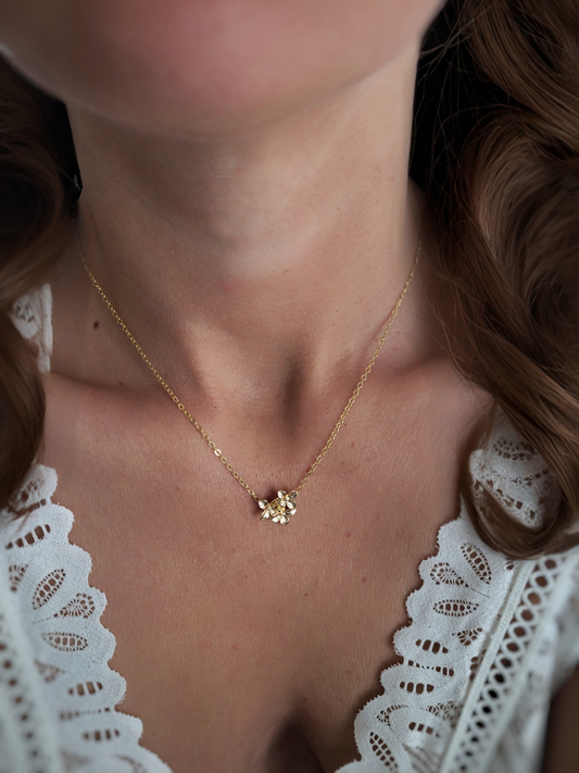 collier pendentif fleurs dorées mariée