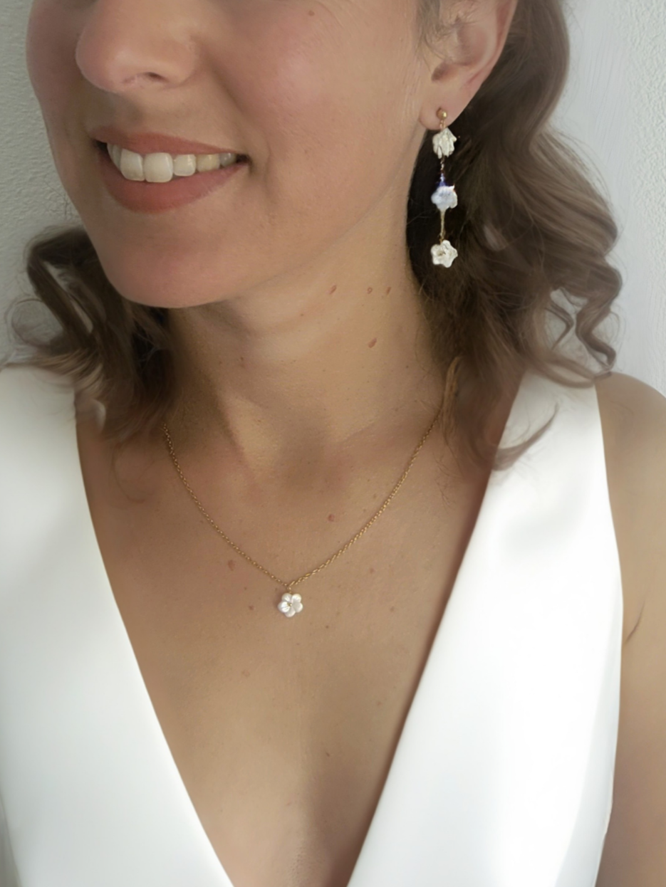 Boucles d'oreilles pendantes fleurs blanches mariée