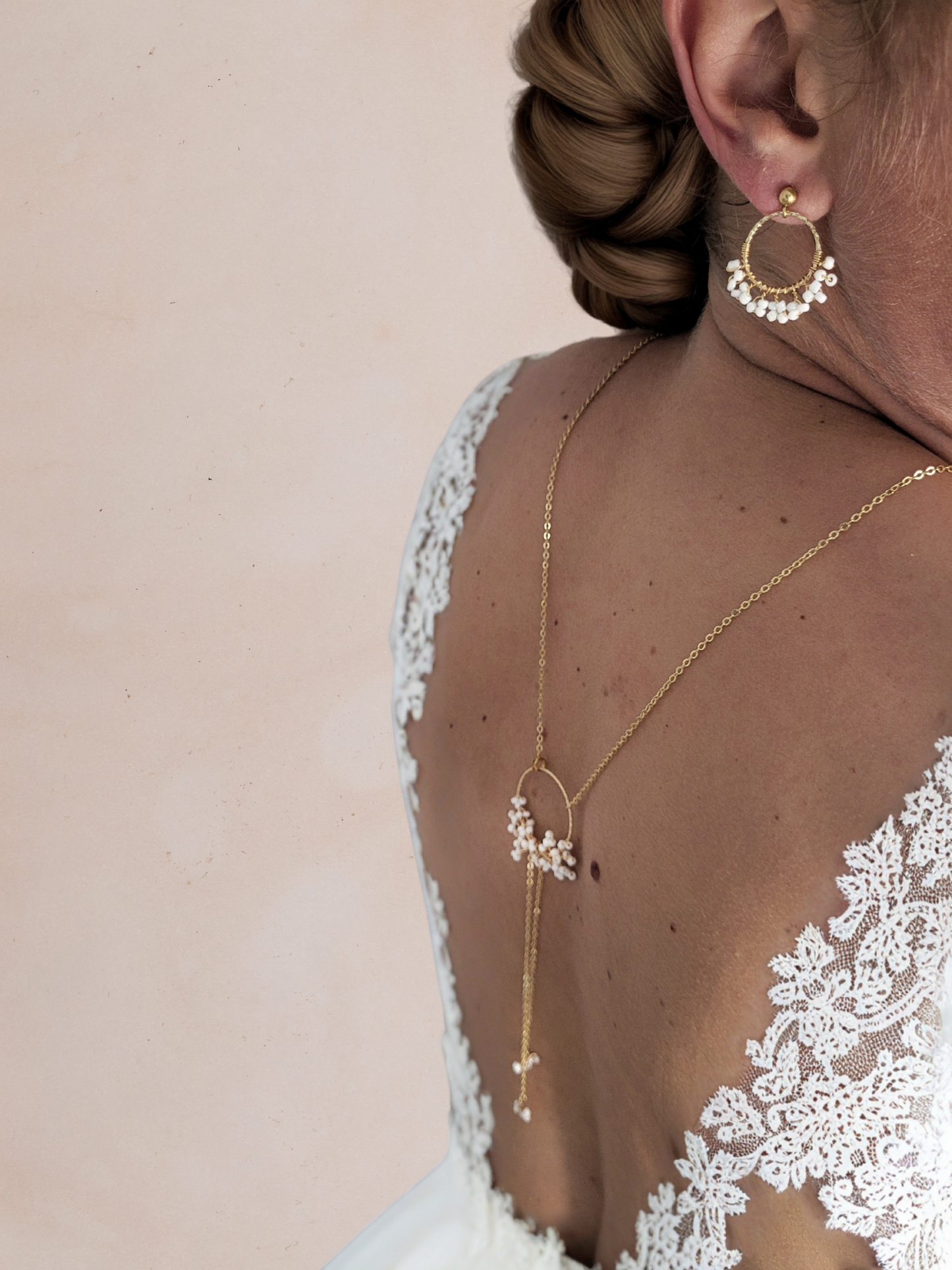 collier de dos mariage cercle et perles