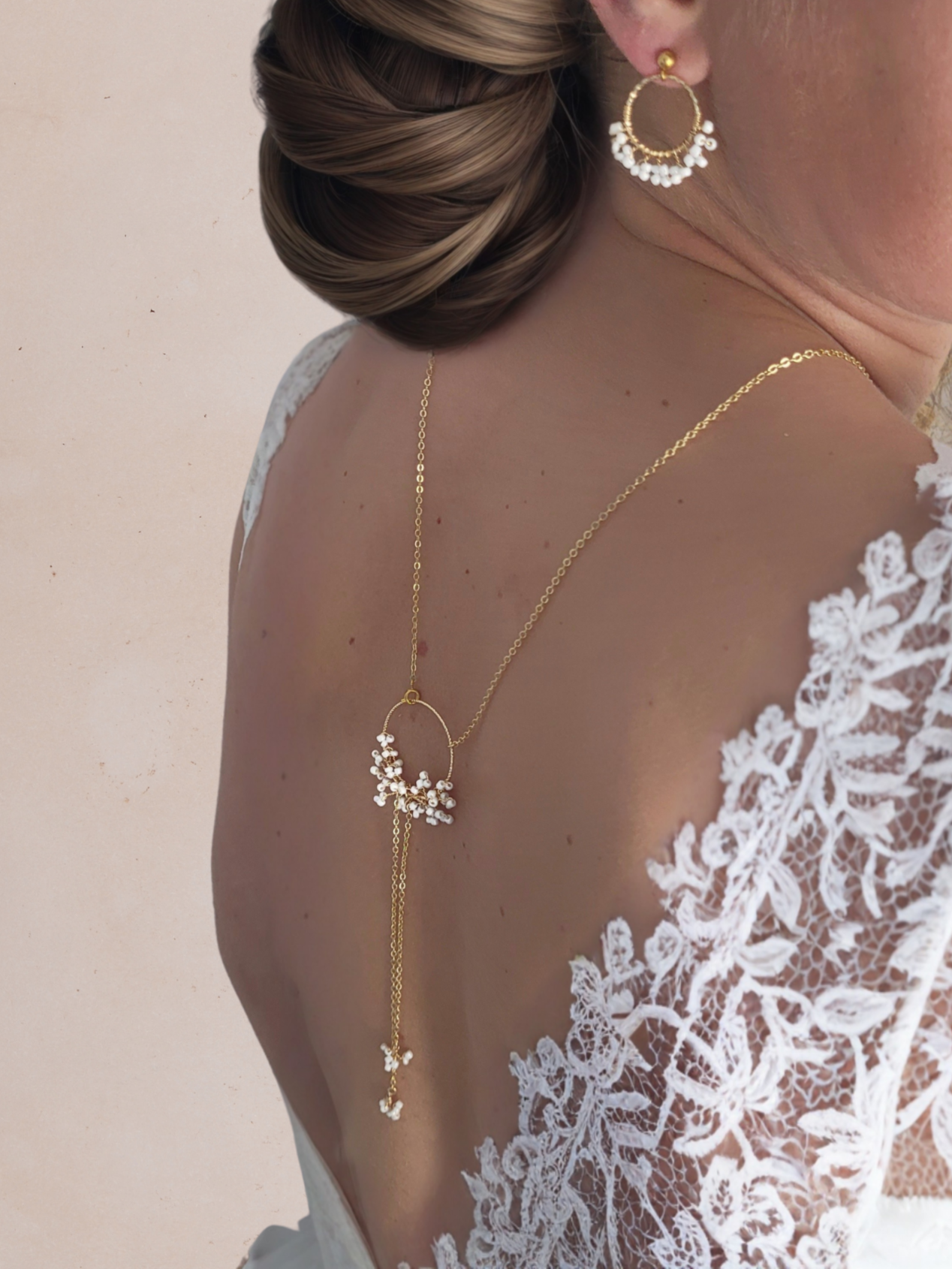 Collier de dos perles gypsophile mariée