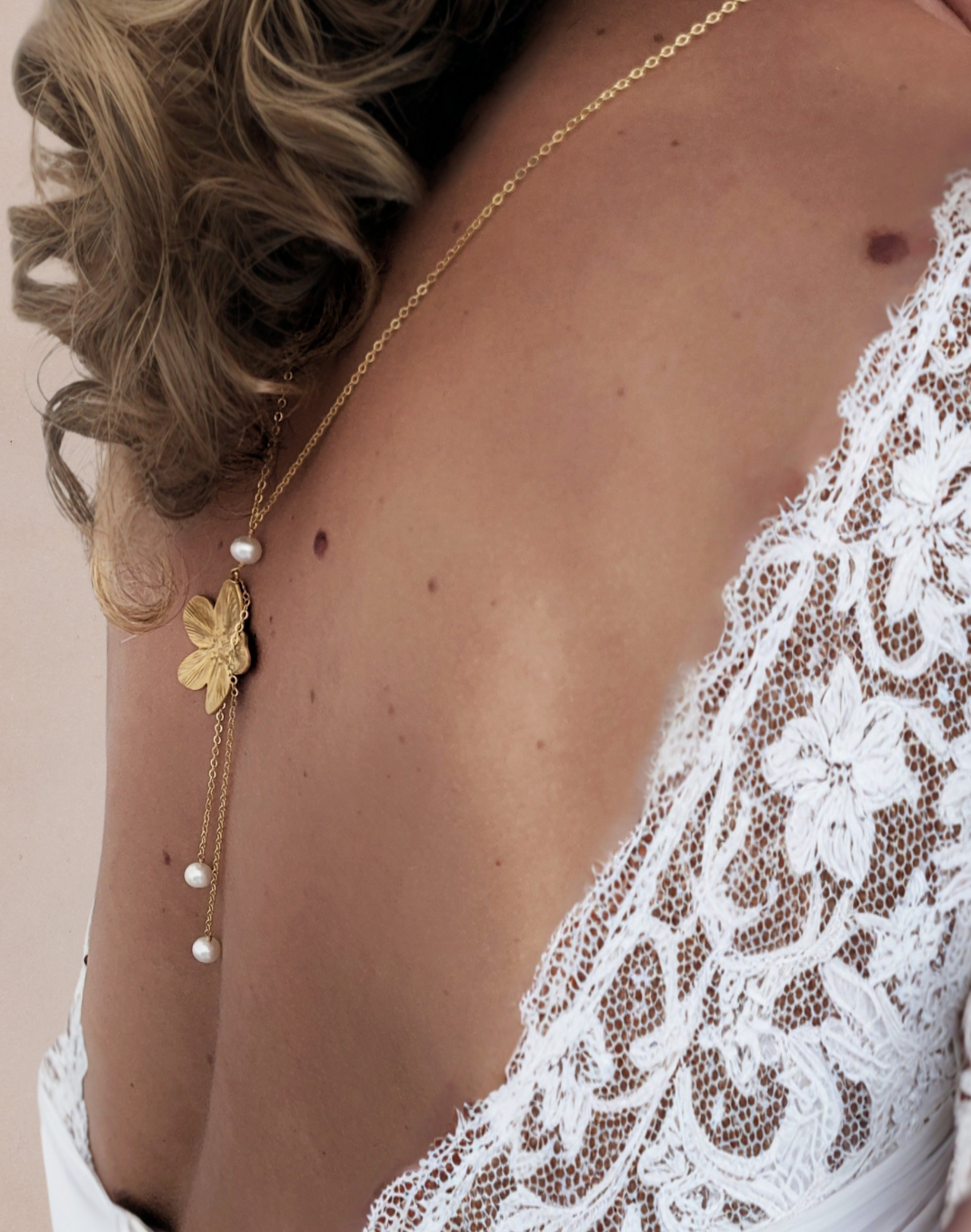 collier de dos grande fleur doré mariage