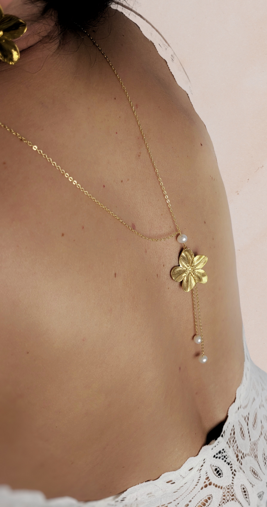 collier de dos mariée fleur dorée et perles