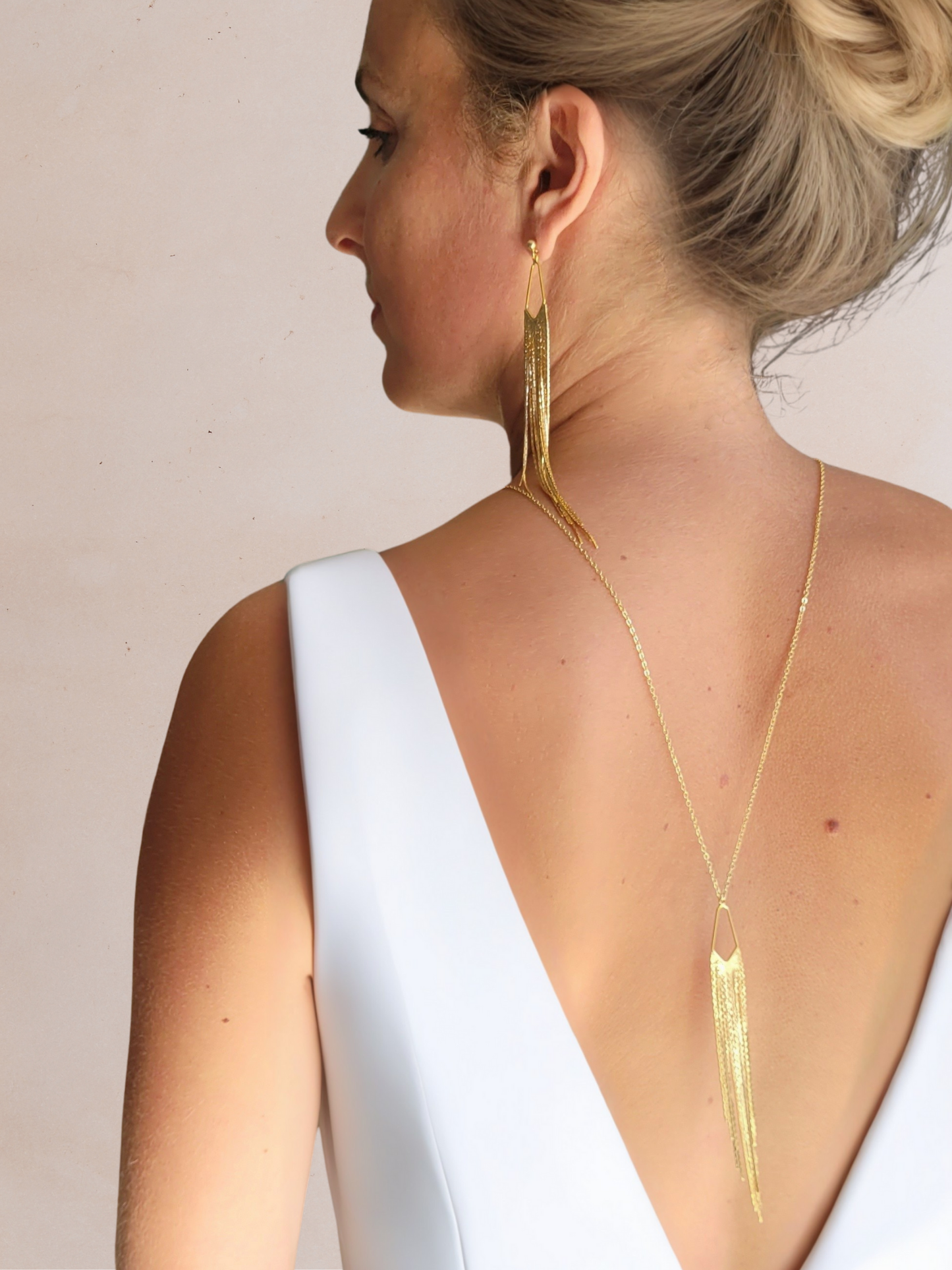 collier de dos mariée avec frange de chaines pendantes dorées