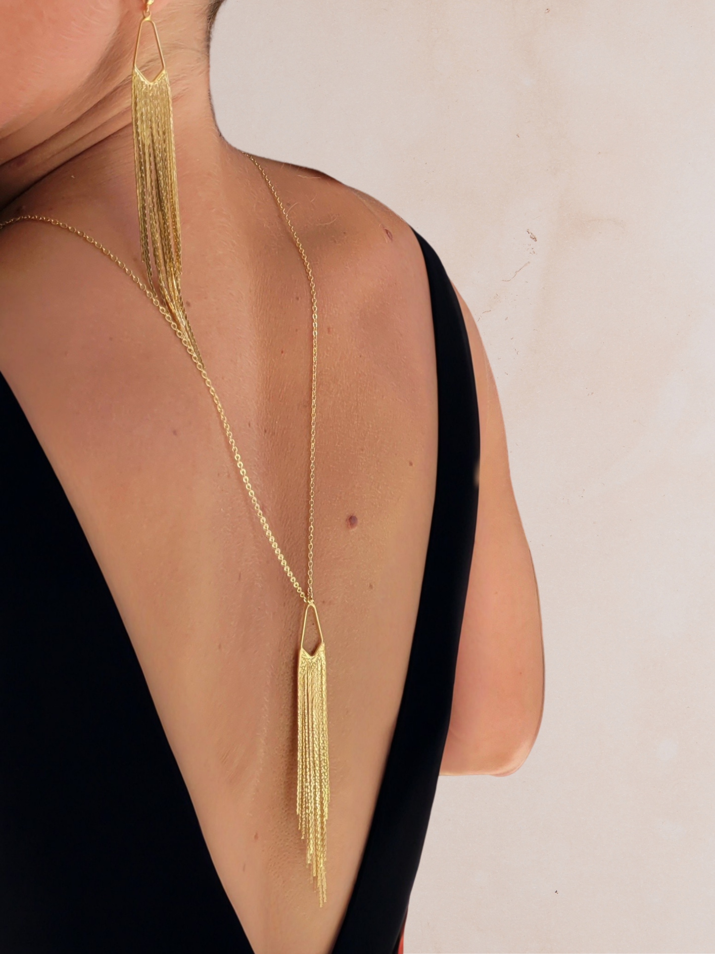 collier de dos élégant et imposant pour robe dos nu de soirée