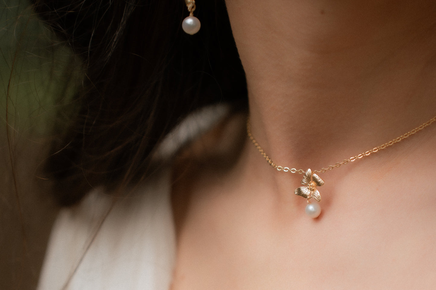 collier de mariée fleur dorée et perle d'eau douce