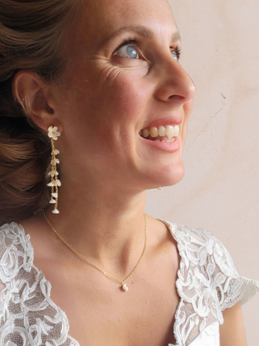 Longues boucles d'oreilles chaîne et petites fleurs en porcelaine