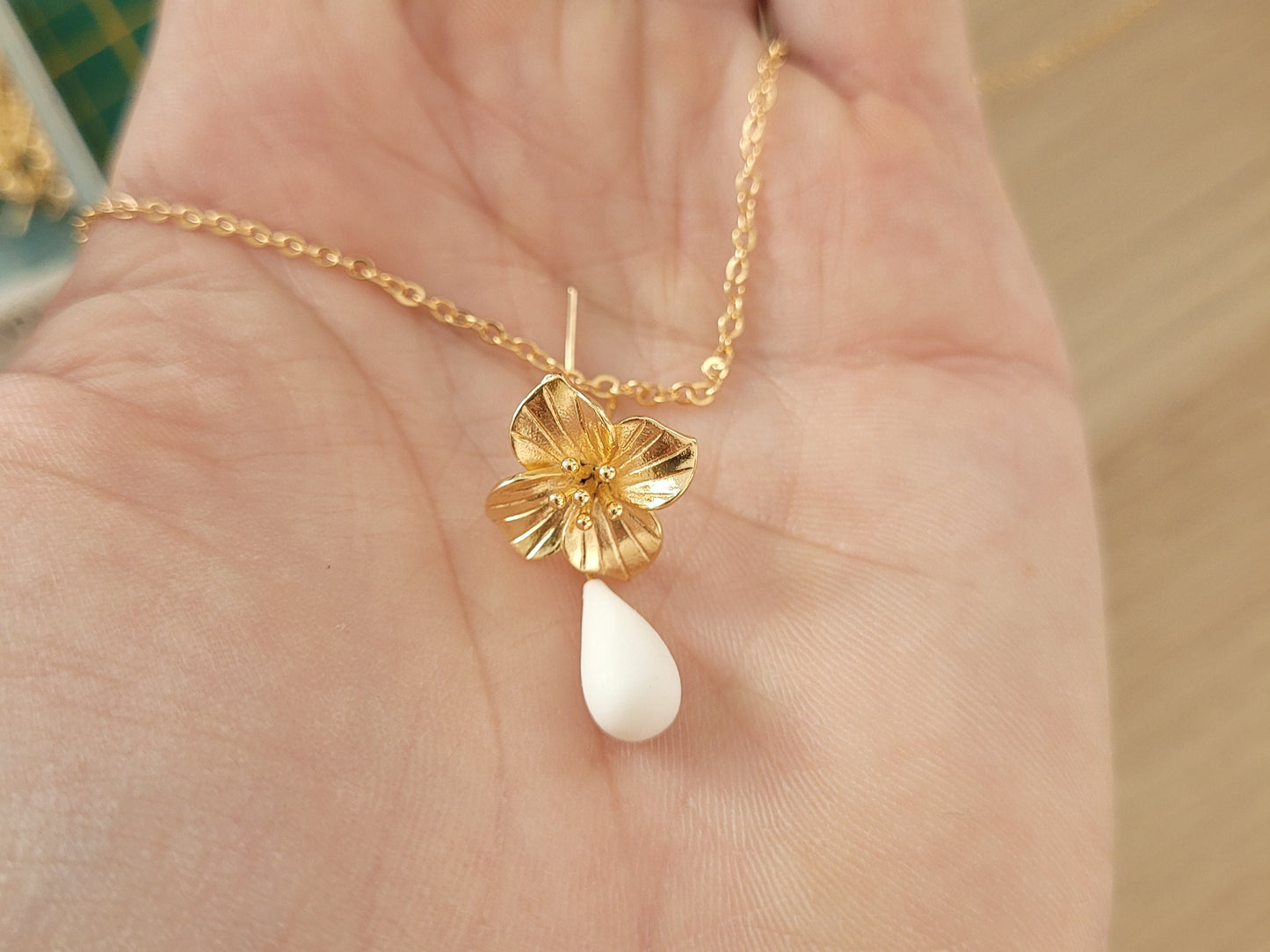 Collier fleur doré et goutte porcelaine MIA