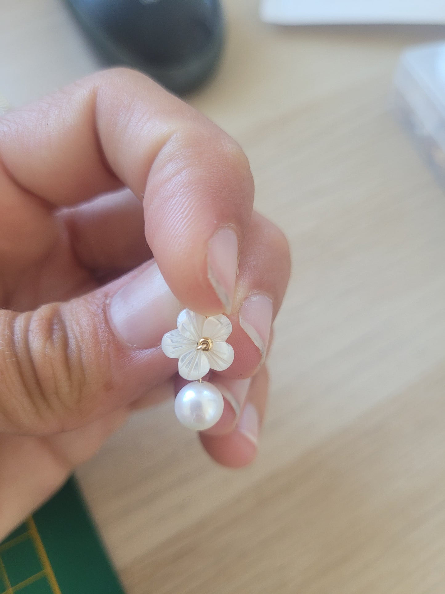 Puces d'oreilles fleur en nacre et perle d'eau douce