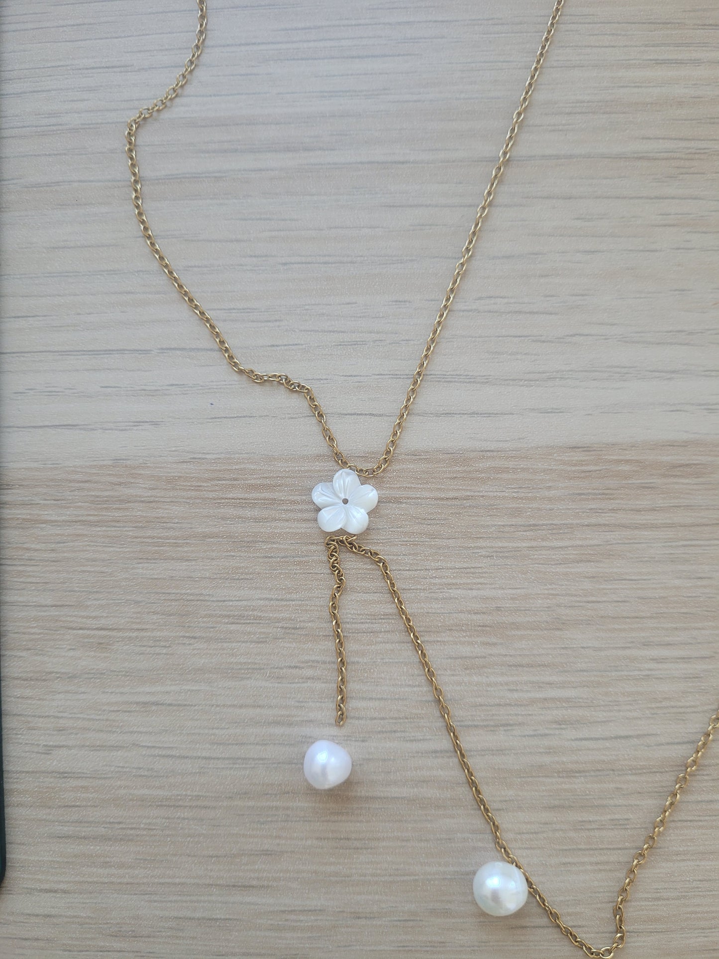 Collier lasso double chaîne fleur en nacre et perles d'eau douce