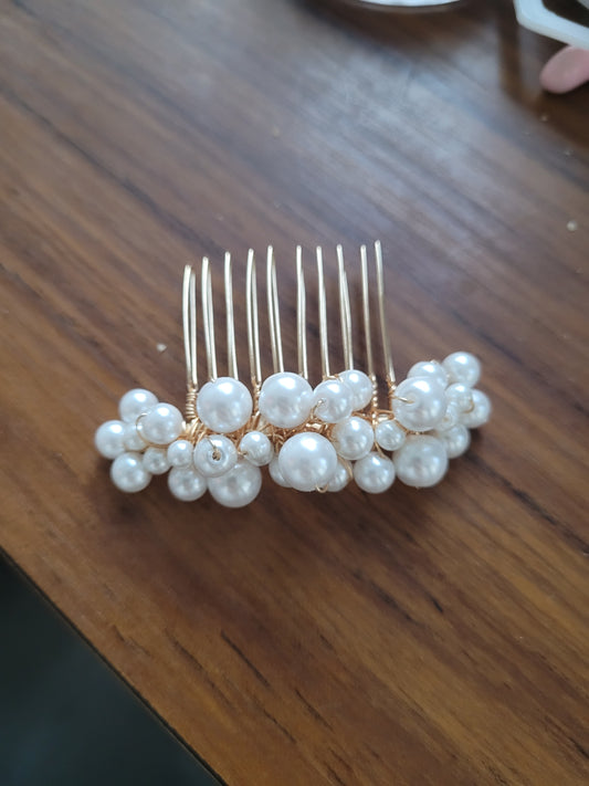 peigne doré avec perles nacrée tissées