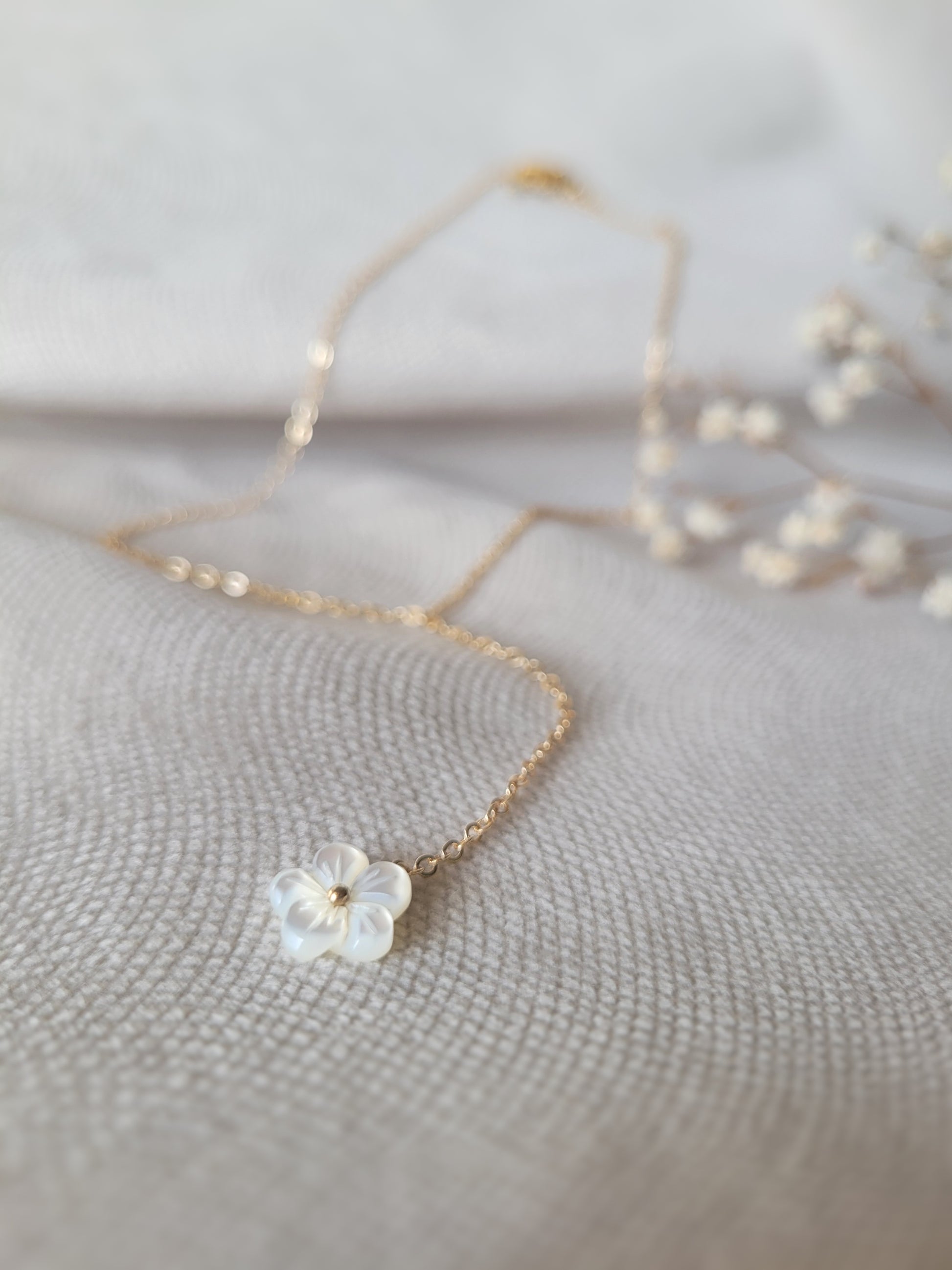 collier mariée minimaliste pendentif fleur