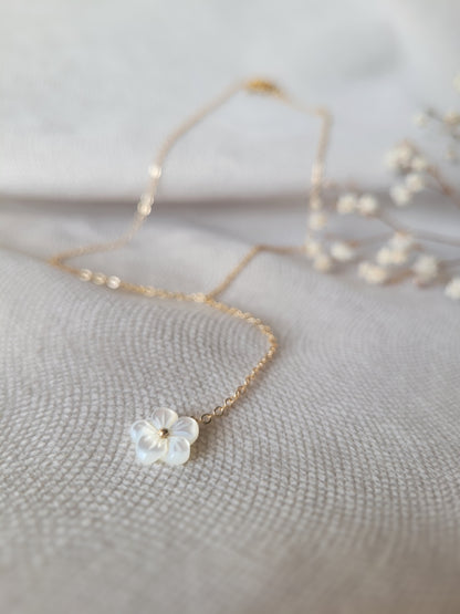 collier mariée minimaliste pendentif fleur