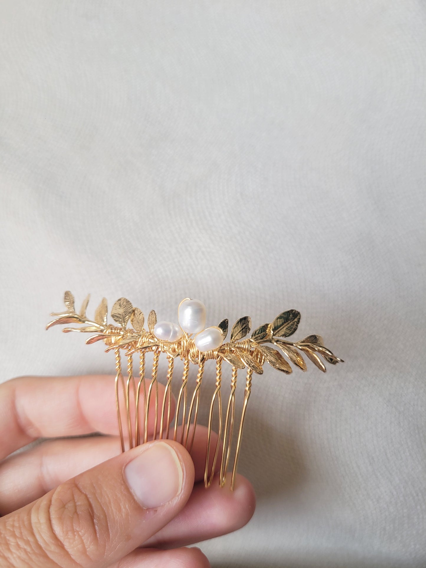 pic à cheveux mariage feuilles dorée et perles d'eau douce naturelles