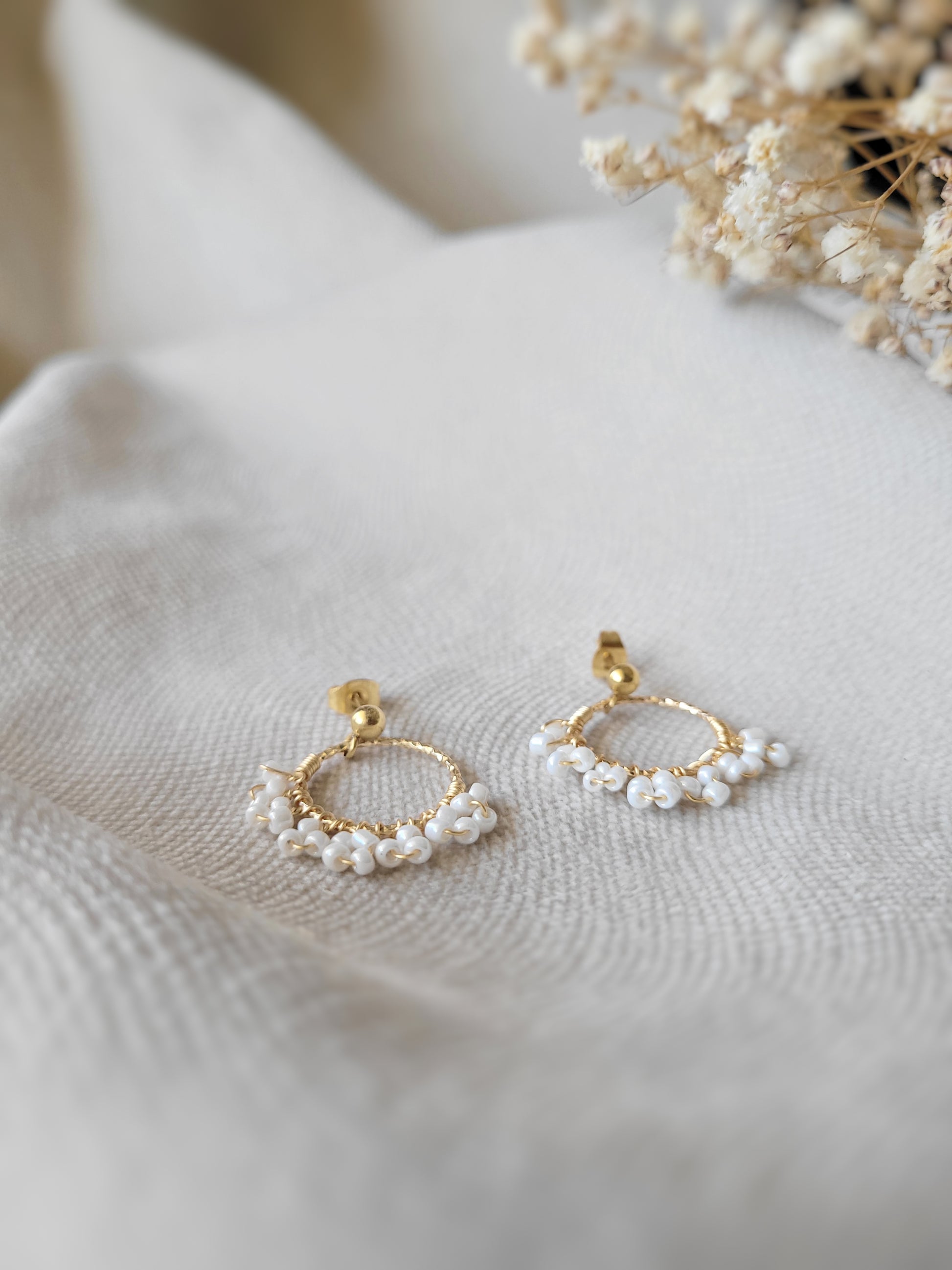 boucles d'oreilles anneaux et perles blanches