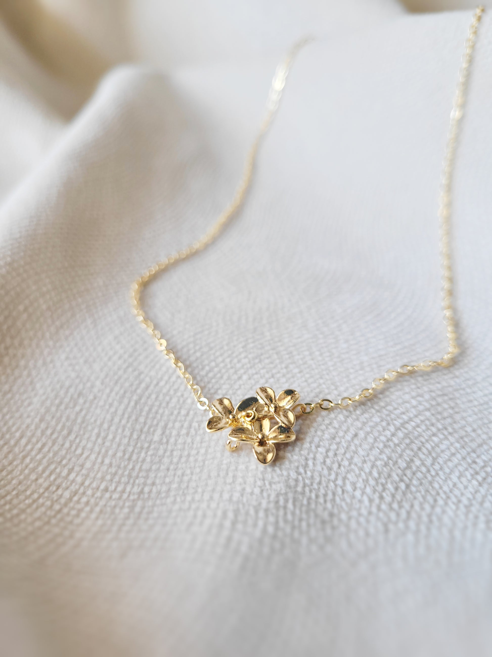 collier délicat cérémonie civile fleurs