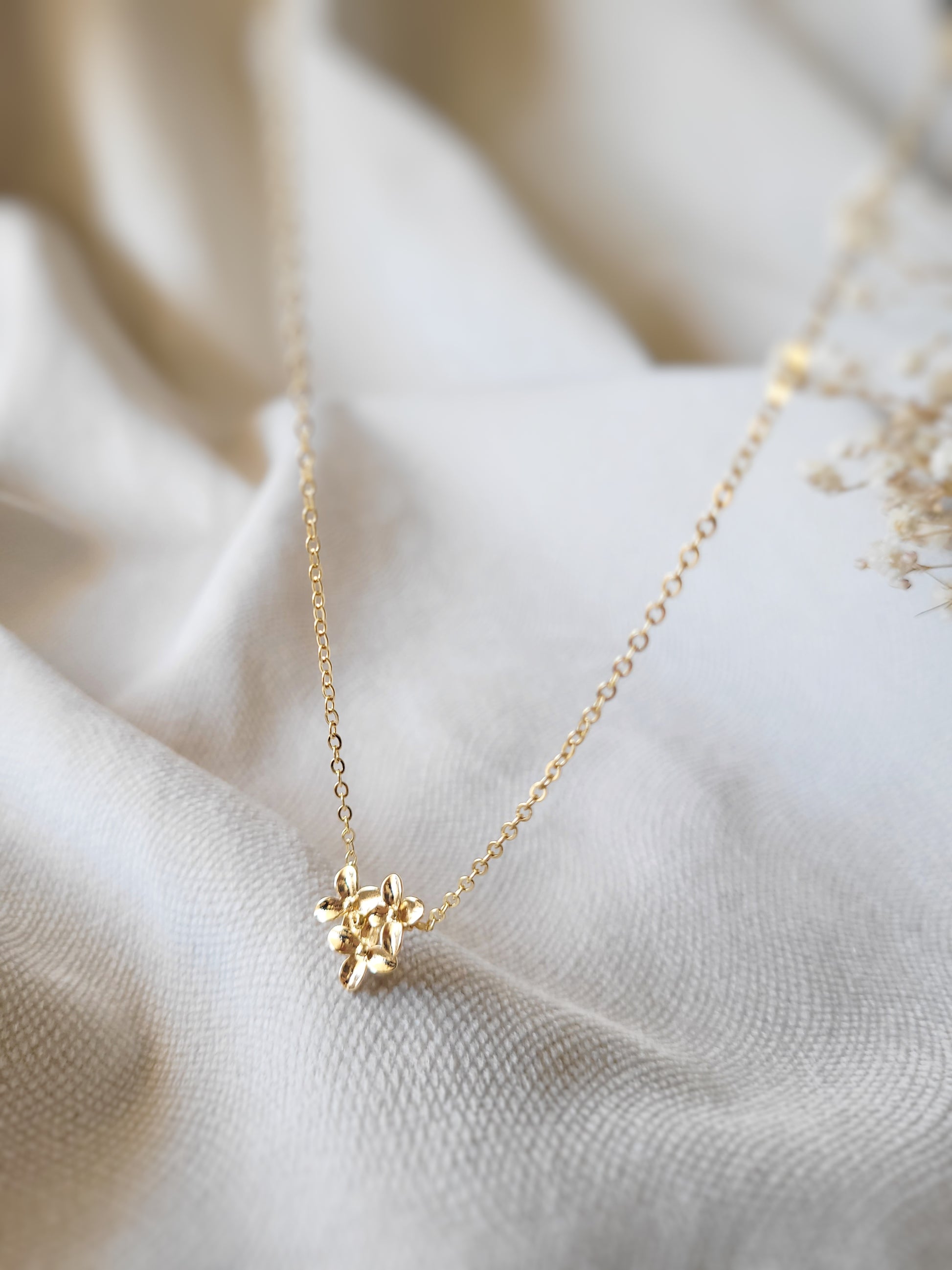 collier élégant petites fleurs dorées 