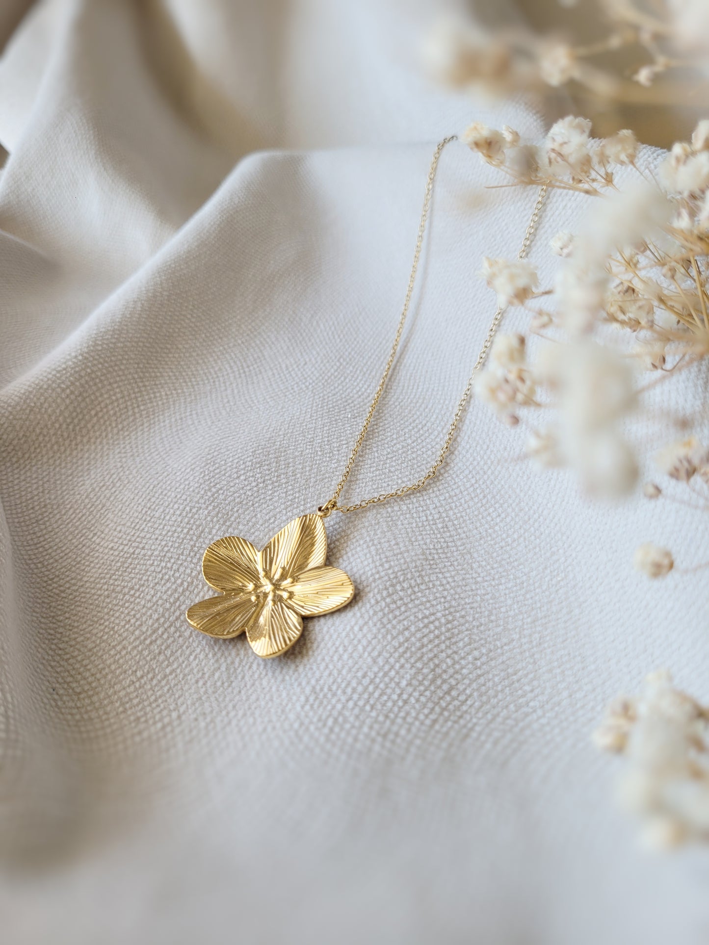 collier imposant fleur dorée