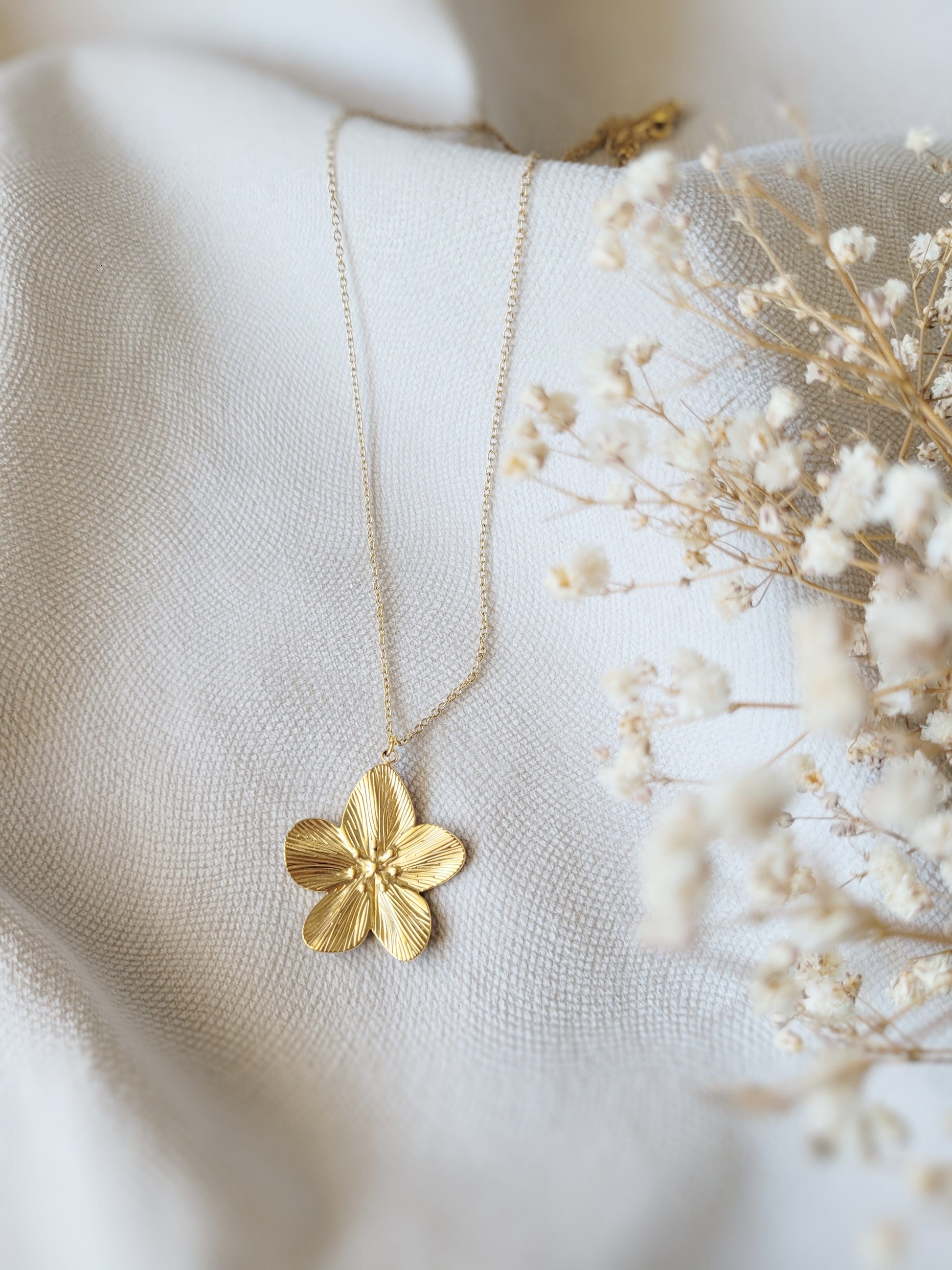 collier élégant fleur or