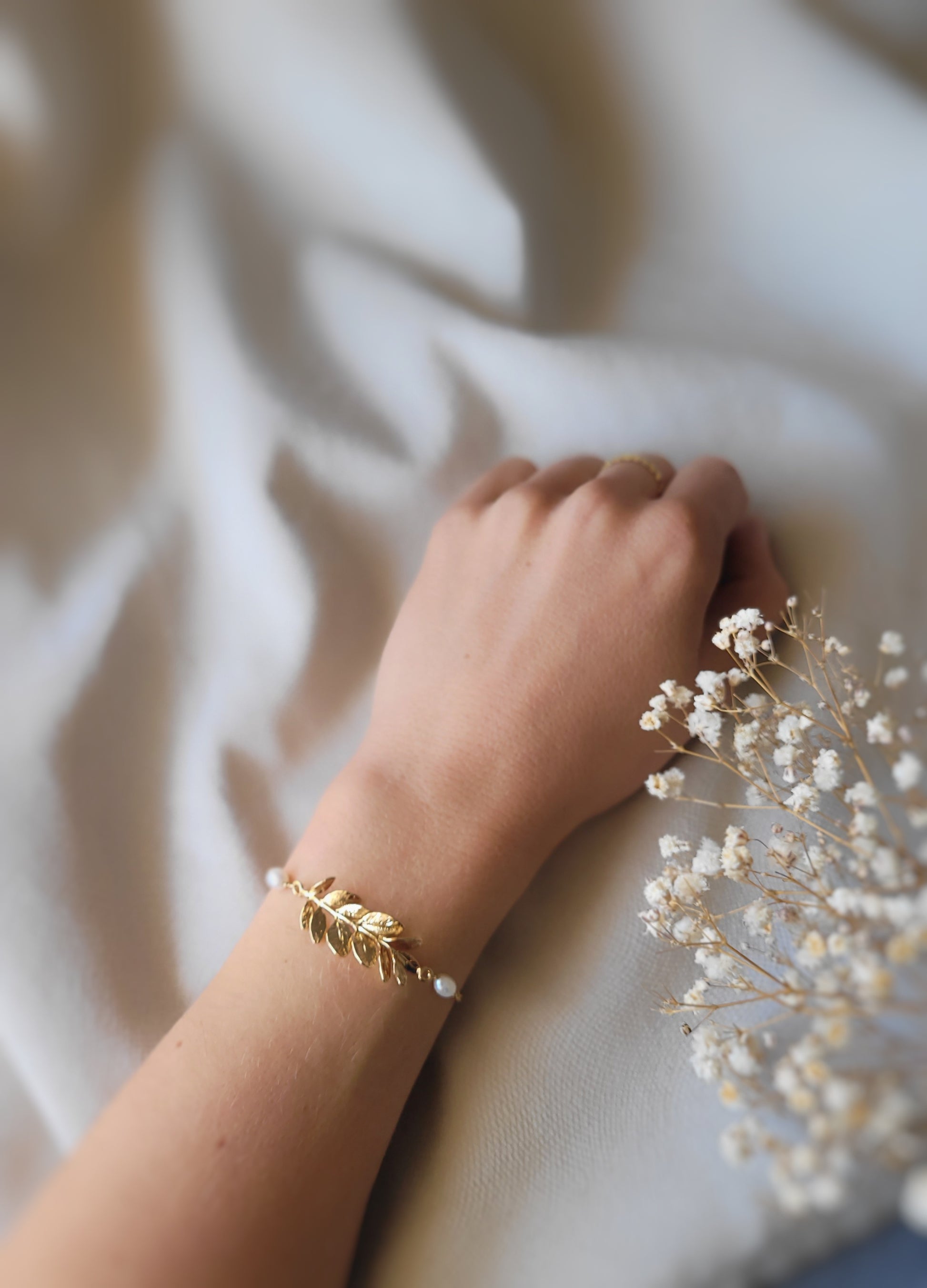 braclet perles et feuilles dorées mariée