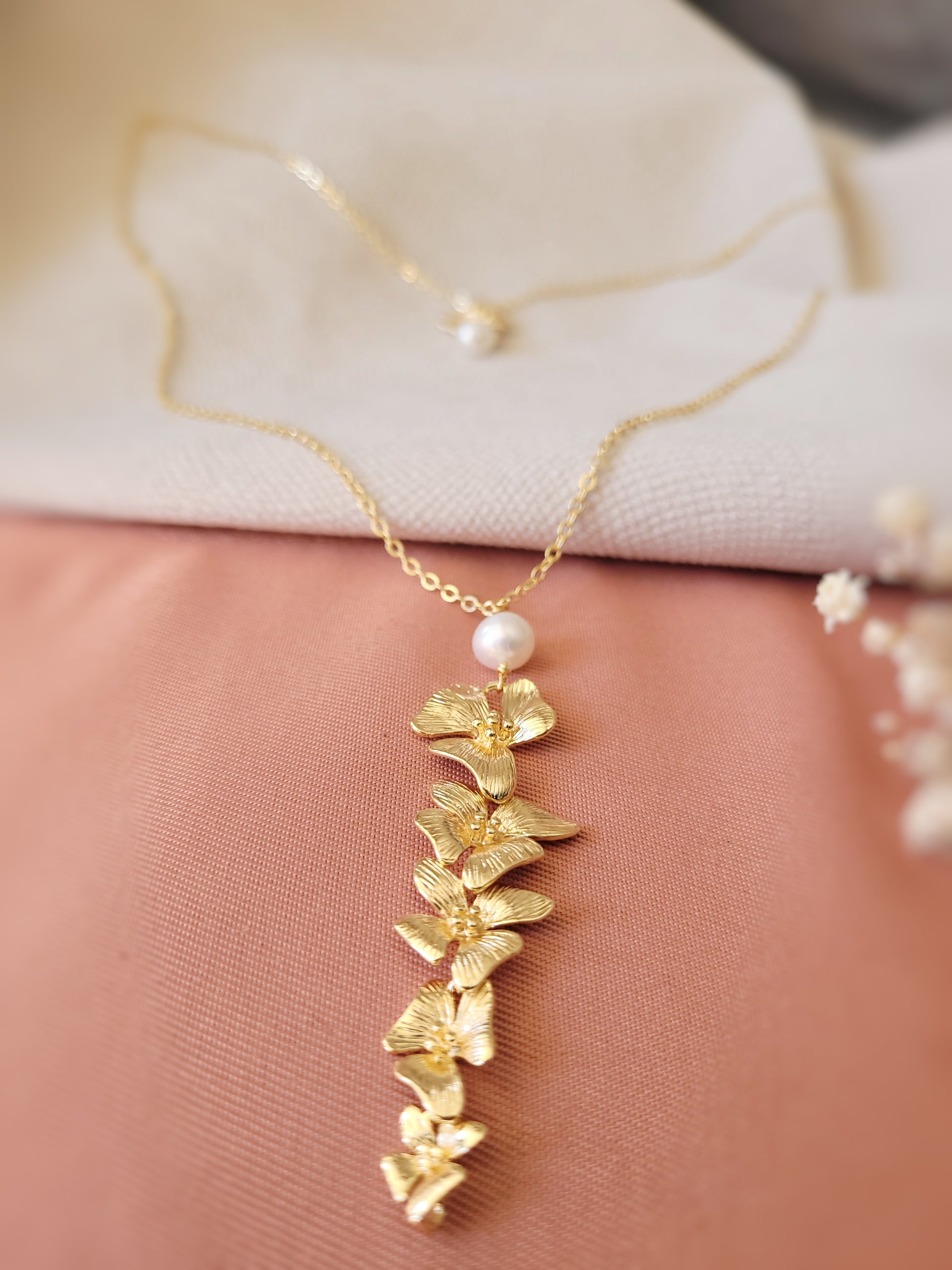 collier cascade fleurs dorées 