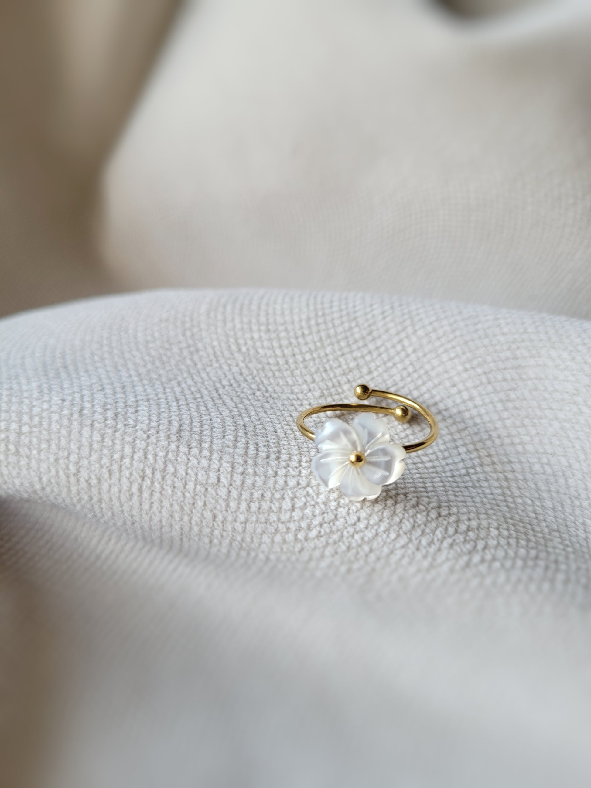 bague fleur blanche ajustable