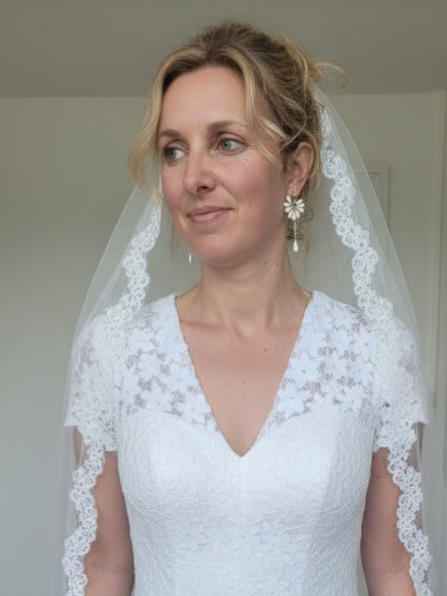 boucles d'oreilles pendantes blanches et dorées