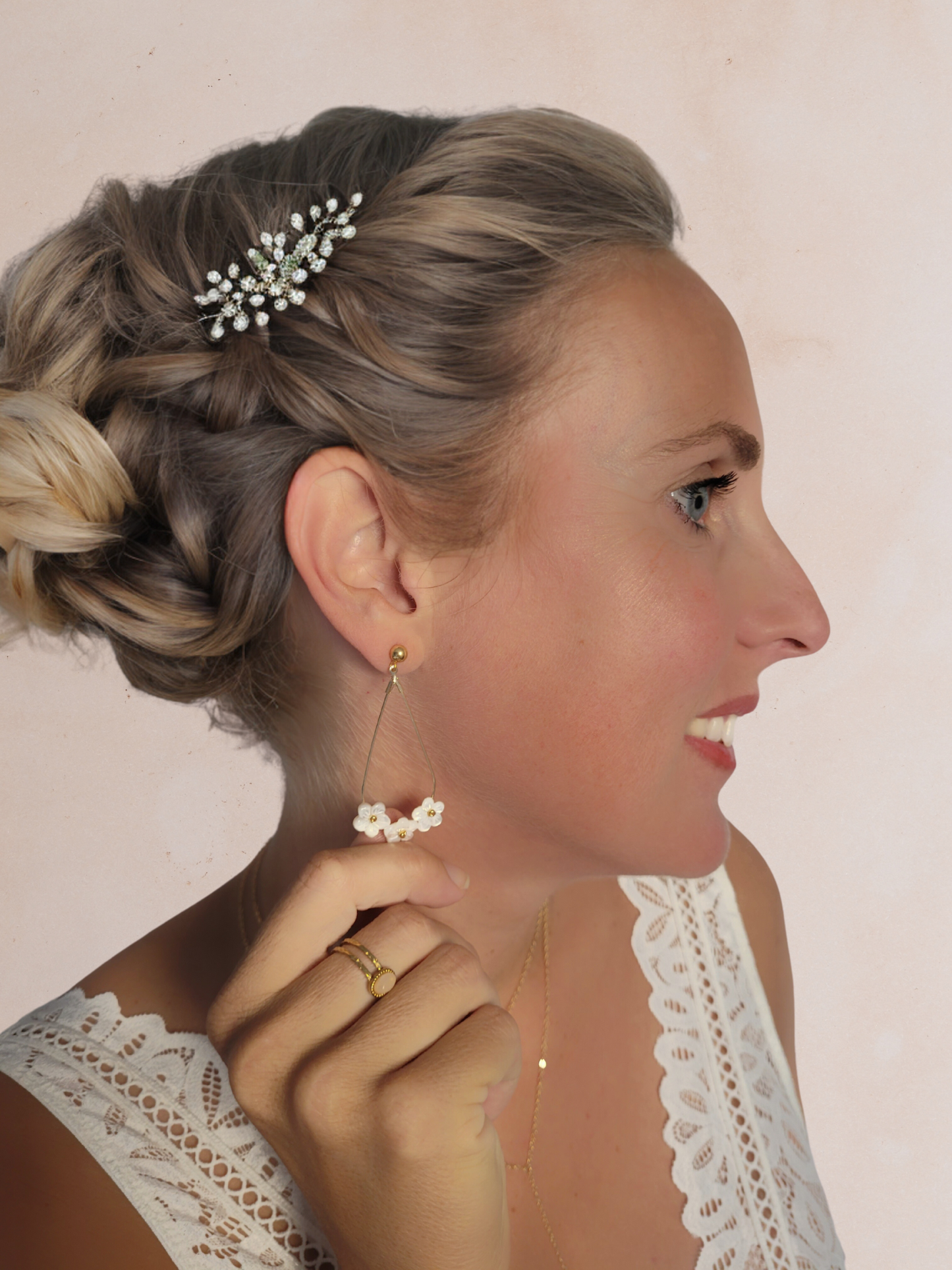 Boucles d'oreilles pendantes mariée fleurs blanches - ROMY