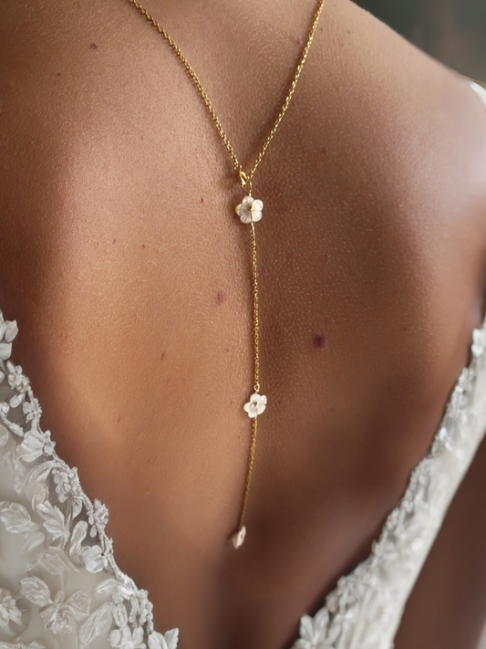collier de dos mariage fleur en nacre