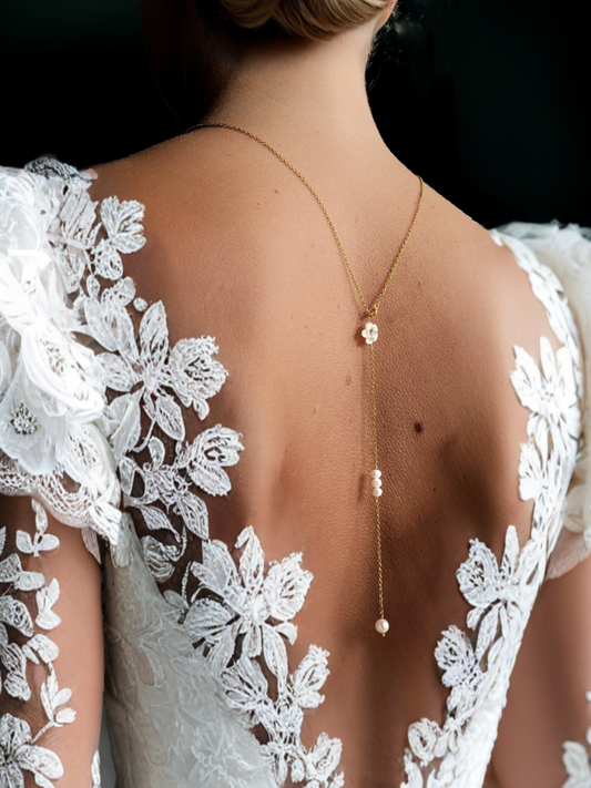 collier robe dos nu mariée fleurs blanches