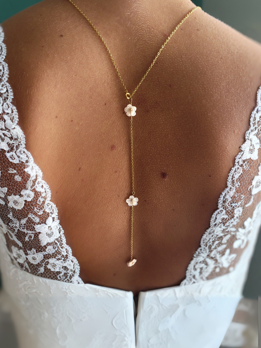 collier de dos mariée fleur en nacre