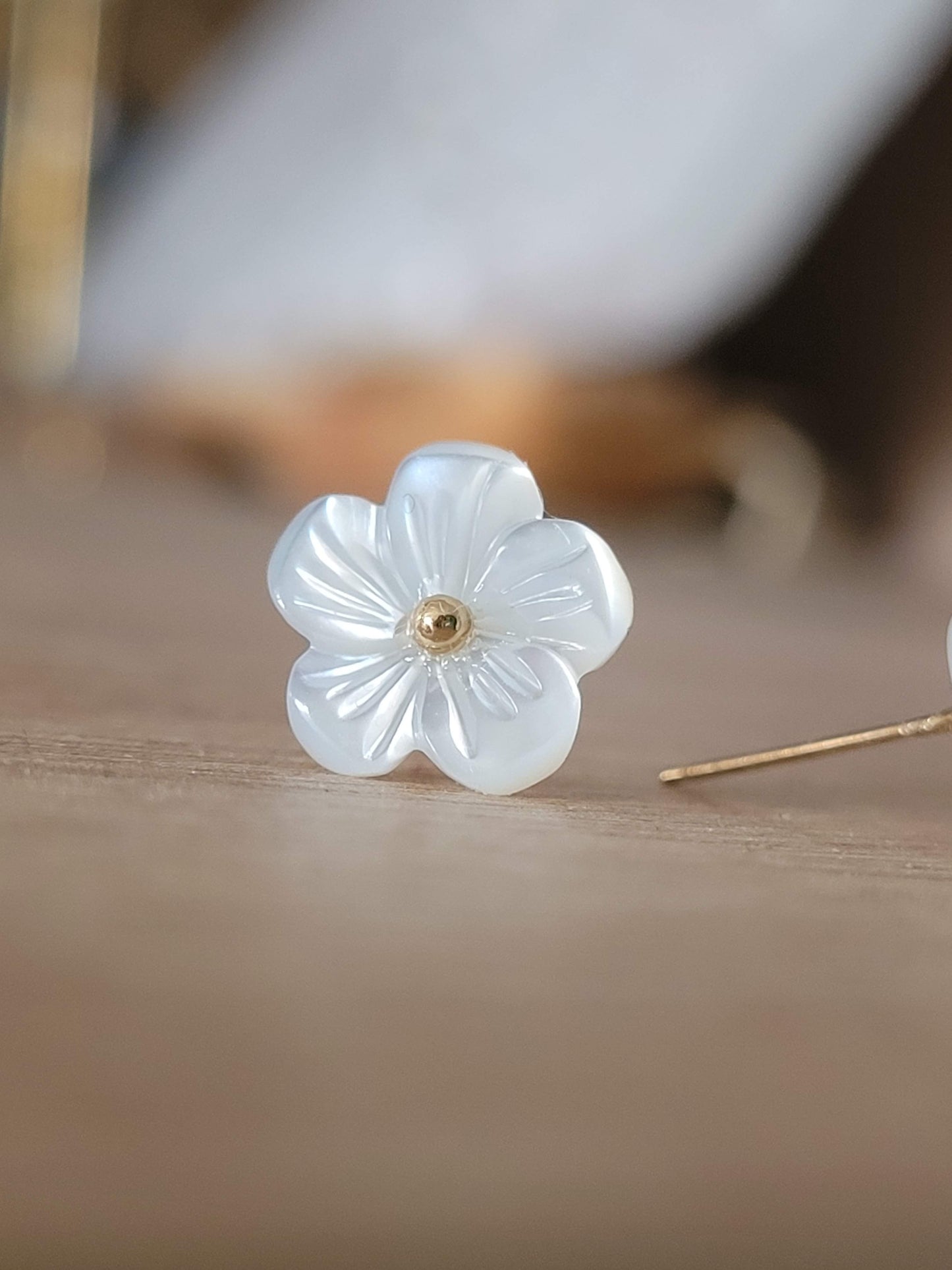 boucles d'oreilles fleur blanche