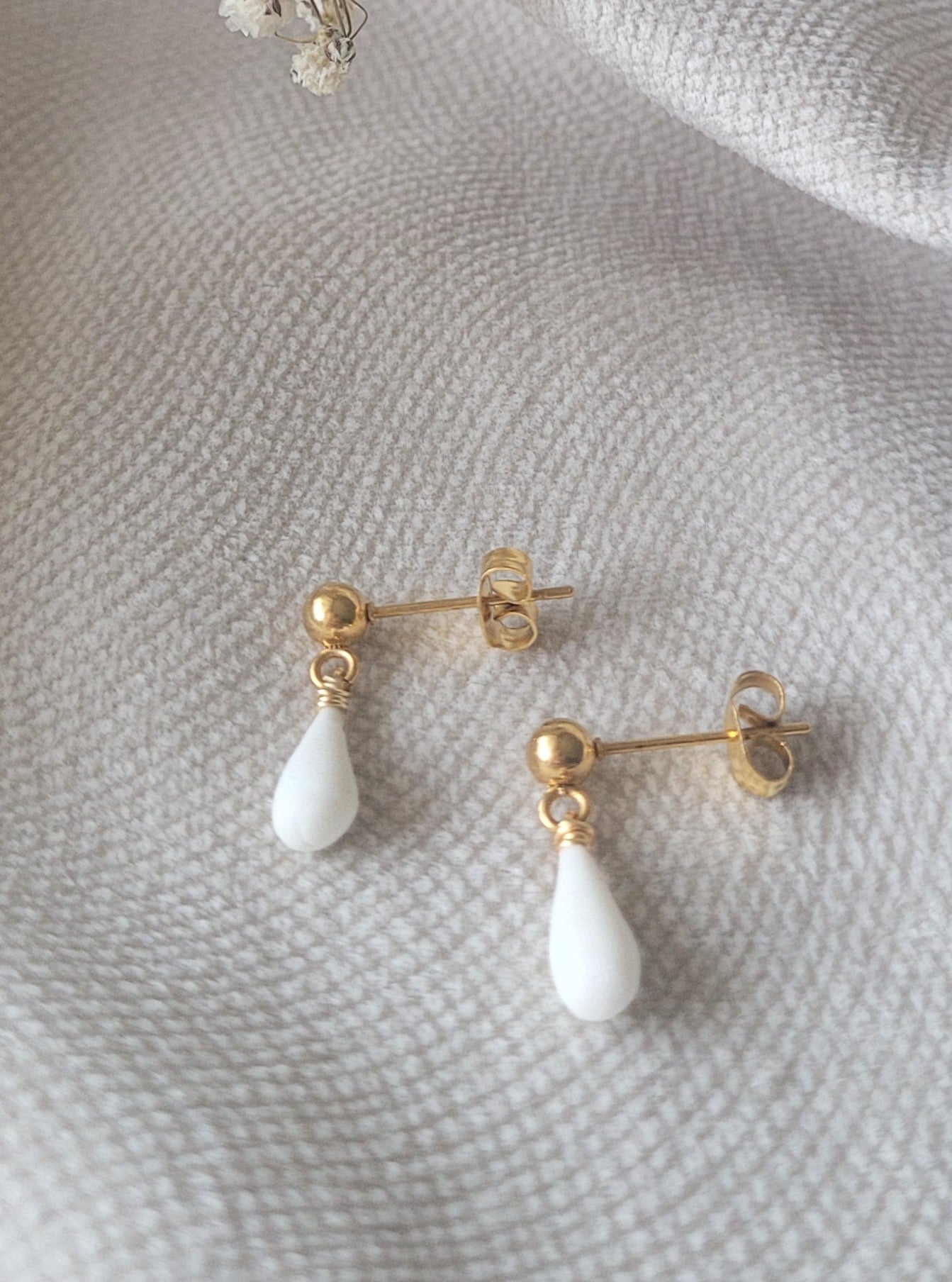 Petites boucles d'oreilles porcelaine mariage