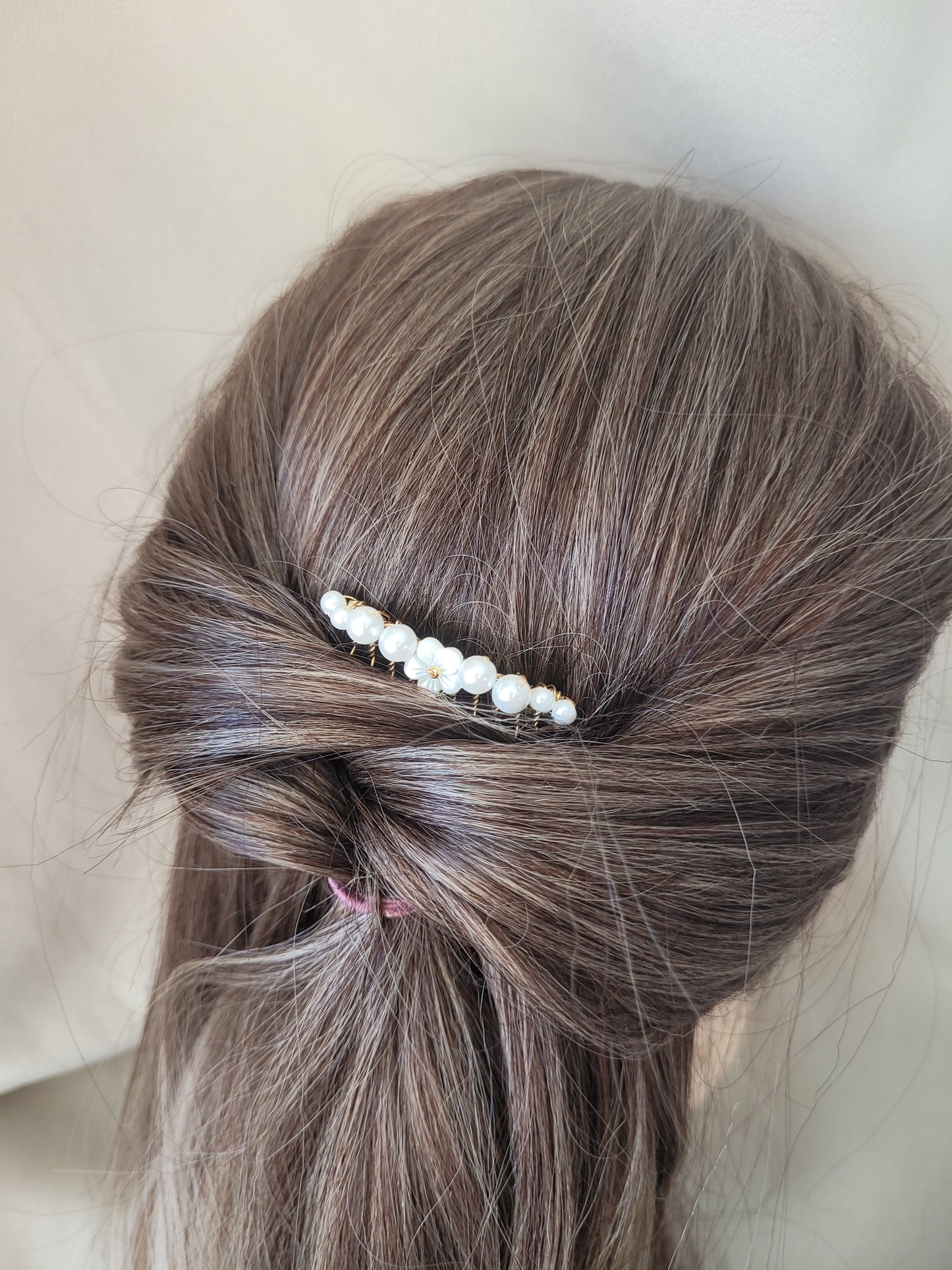 accessoire coiffure mariage perles et fleur blanche