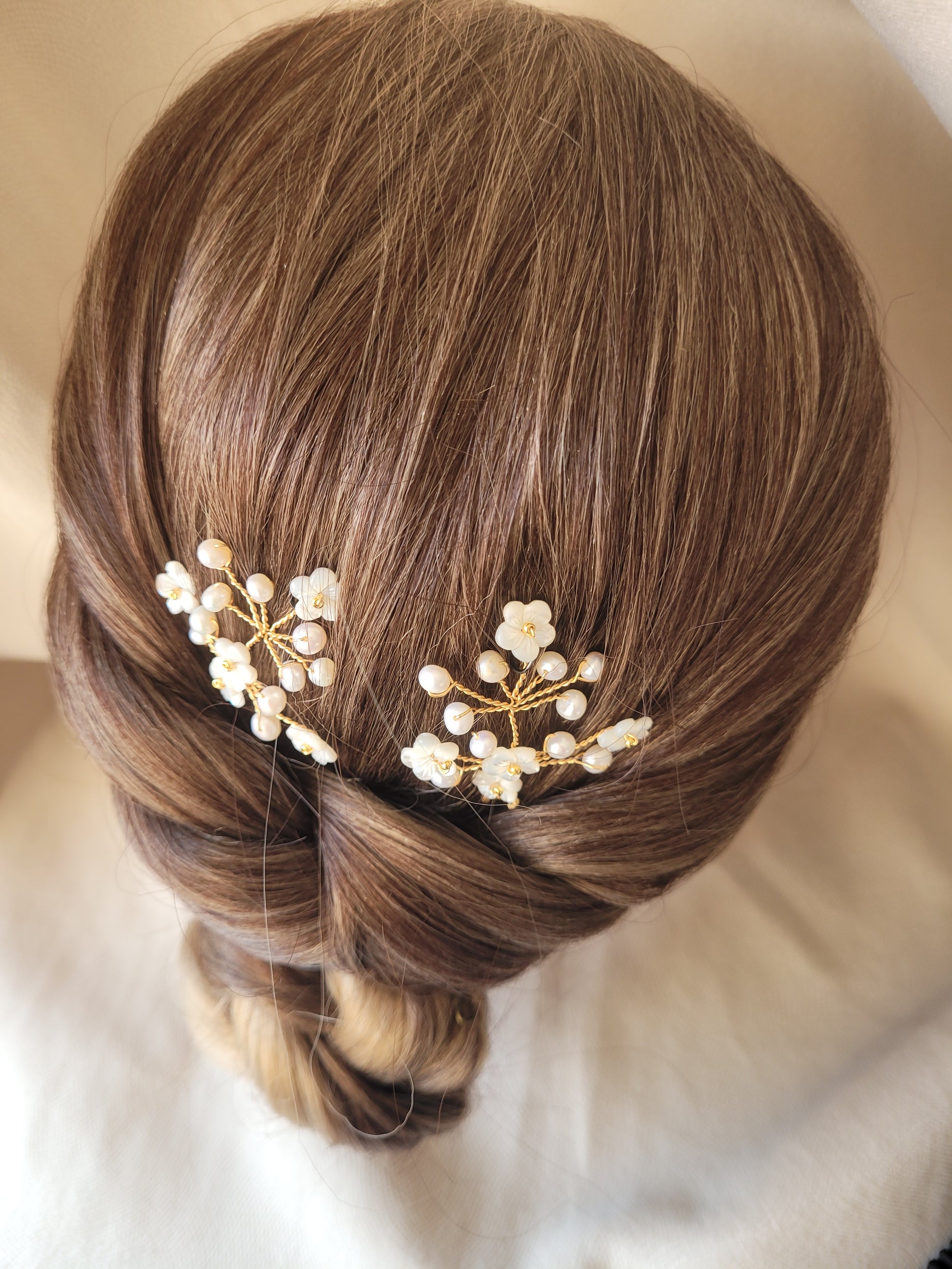 coiffure mariée avec pics à chignon fleur et perle